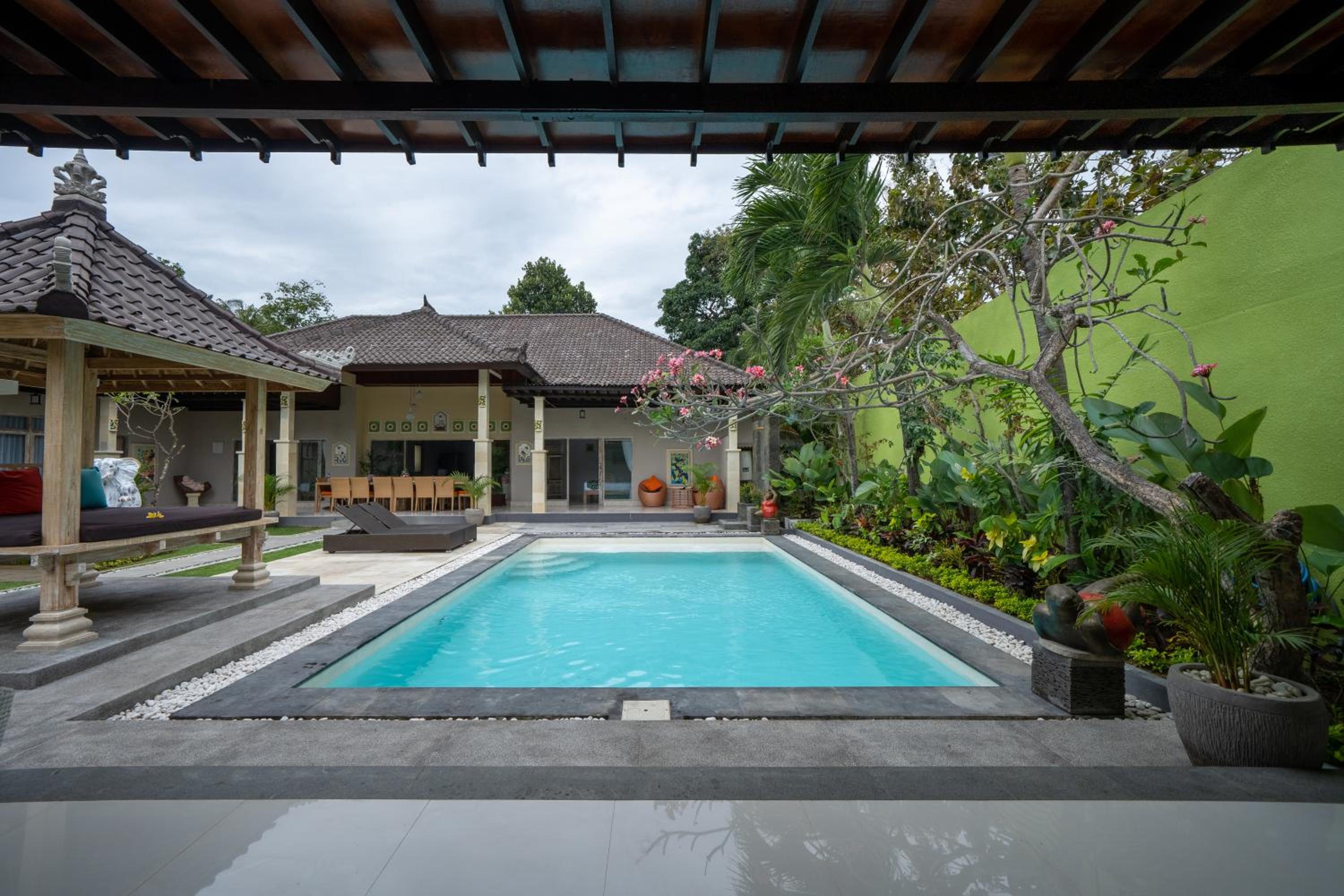 Segar Six-Bedroom Villa with Private Pool - Photo 9