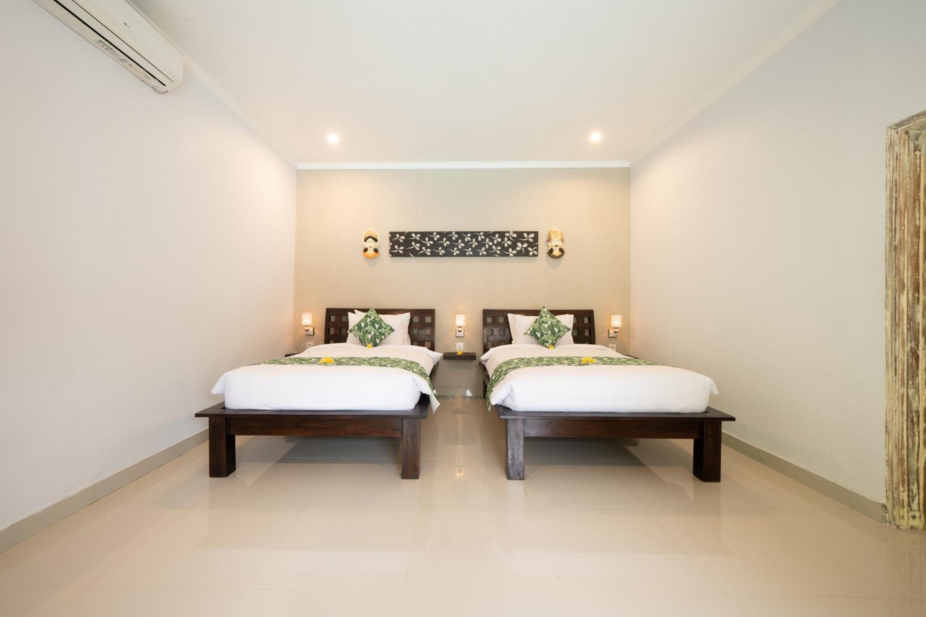 Segar Six-Bedroom Villa with Private Pool - Photo 8