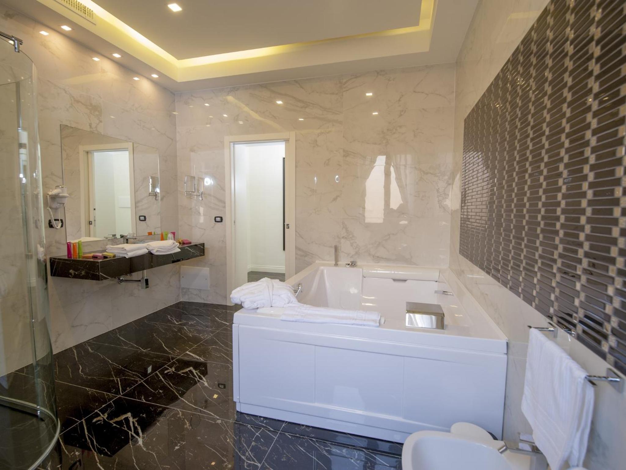 Suite - Photo 9
