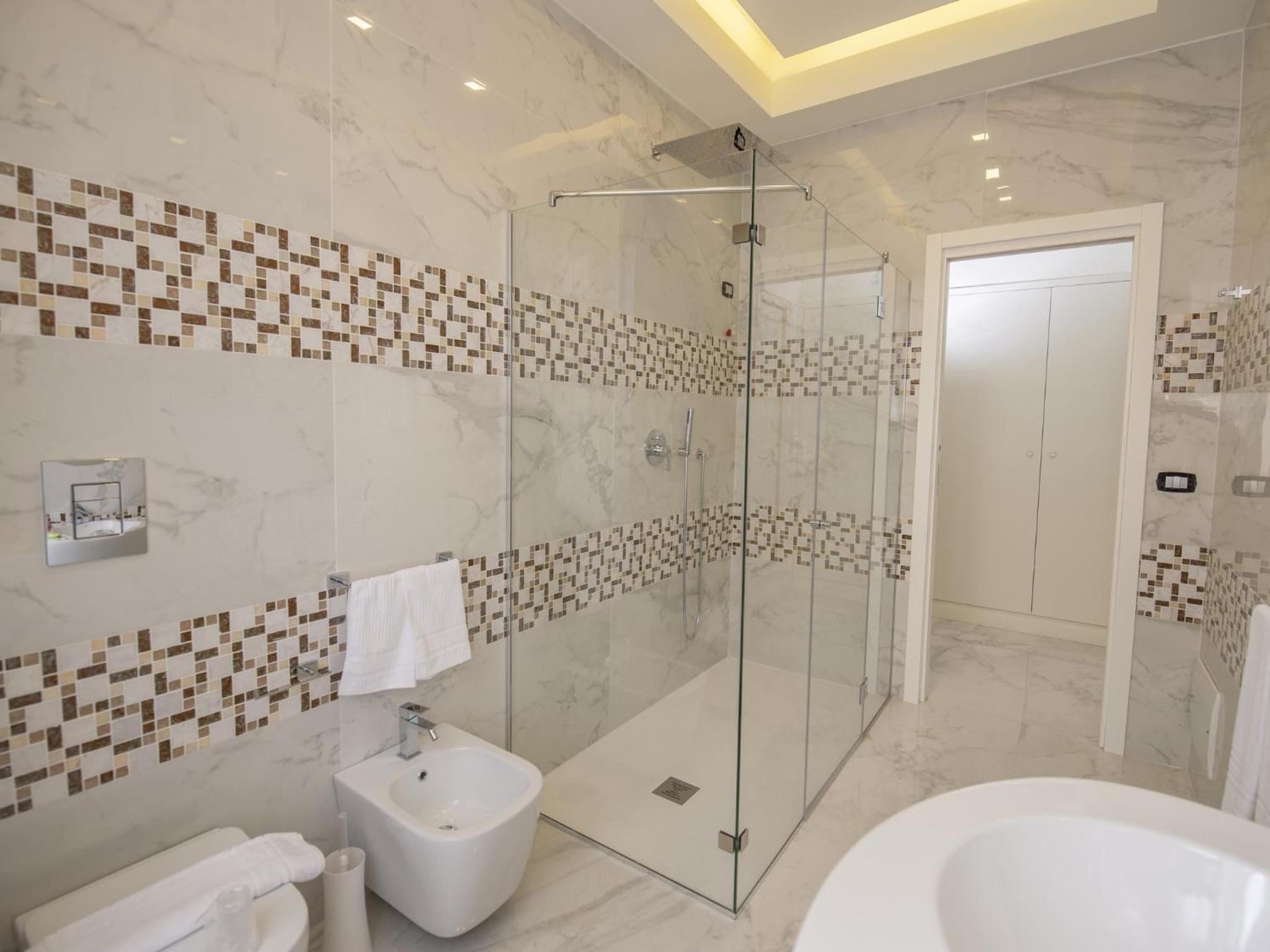 Suite - Photo 8