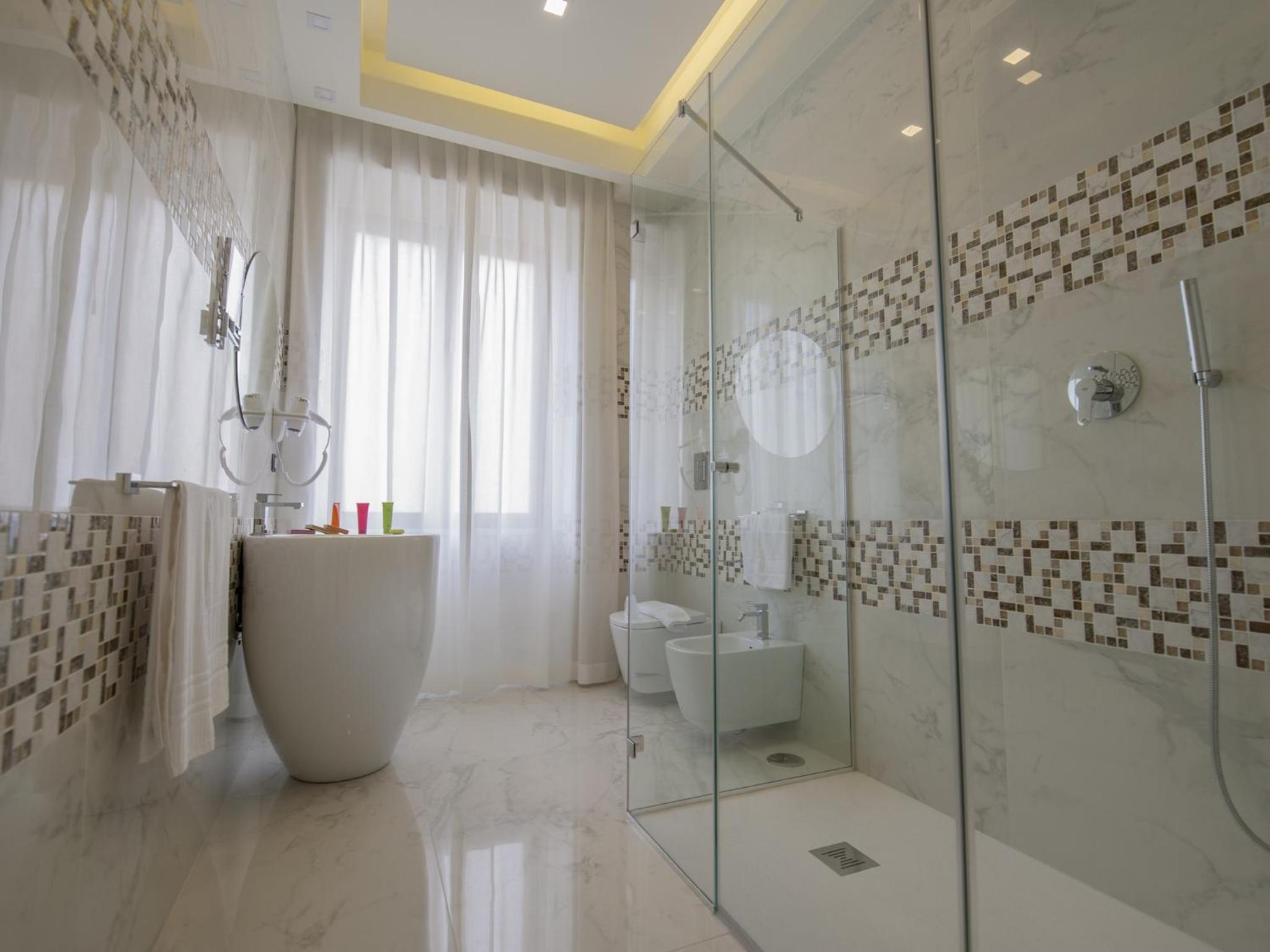 Suite - Photo 10
