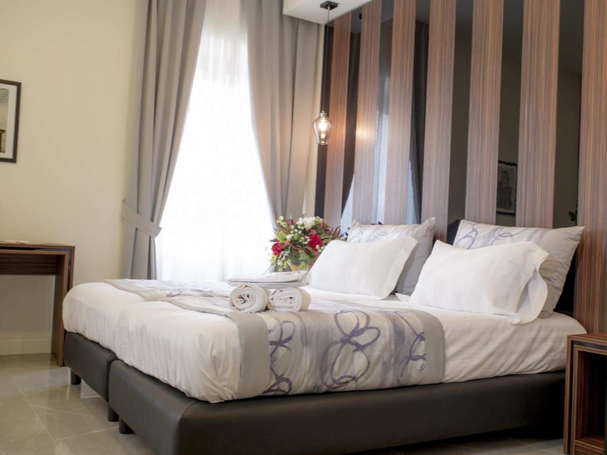 Deluxe Double Room with Balcony - Photo 7