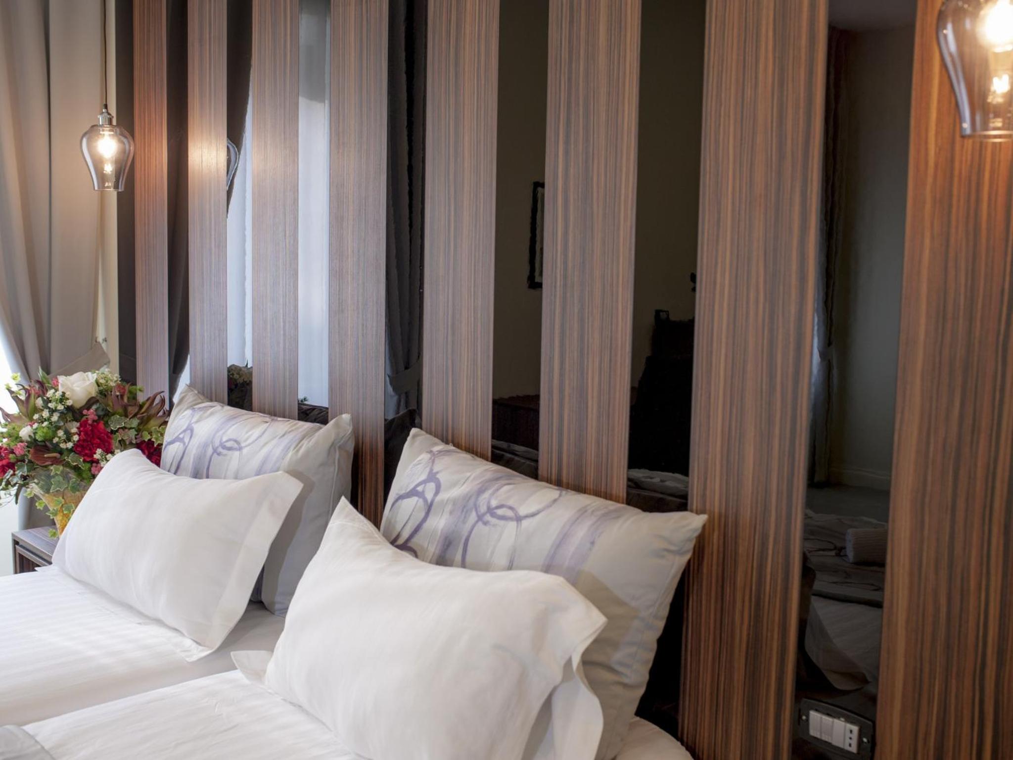 Deluxe Double Room with Balcony - Photo 5