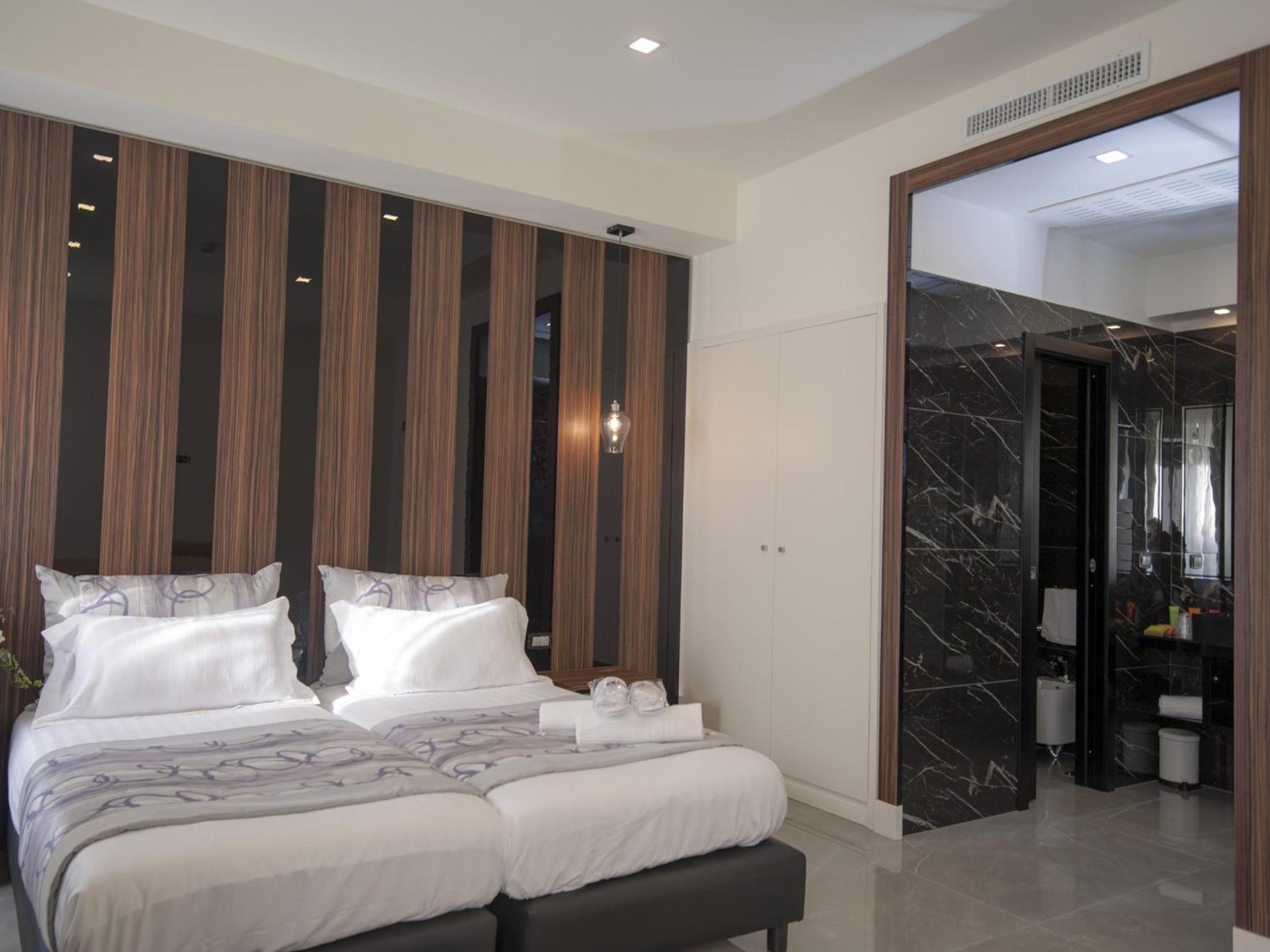 Deluxe Double Room with Balcony - Photo 4