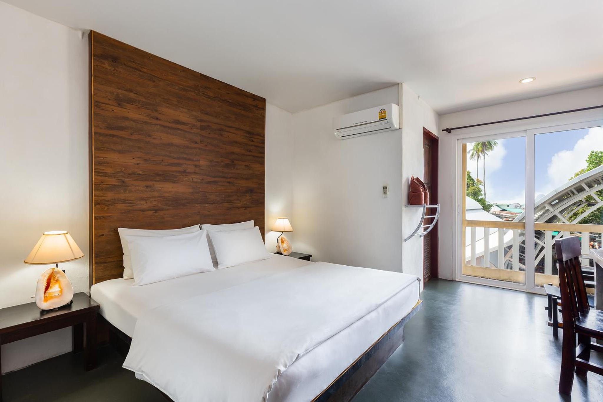 Double Room with Balcony - Photo 9
