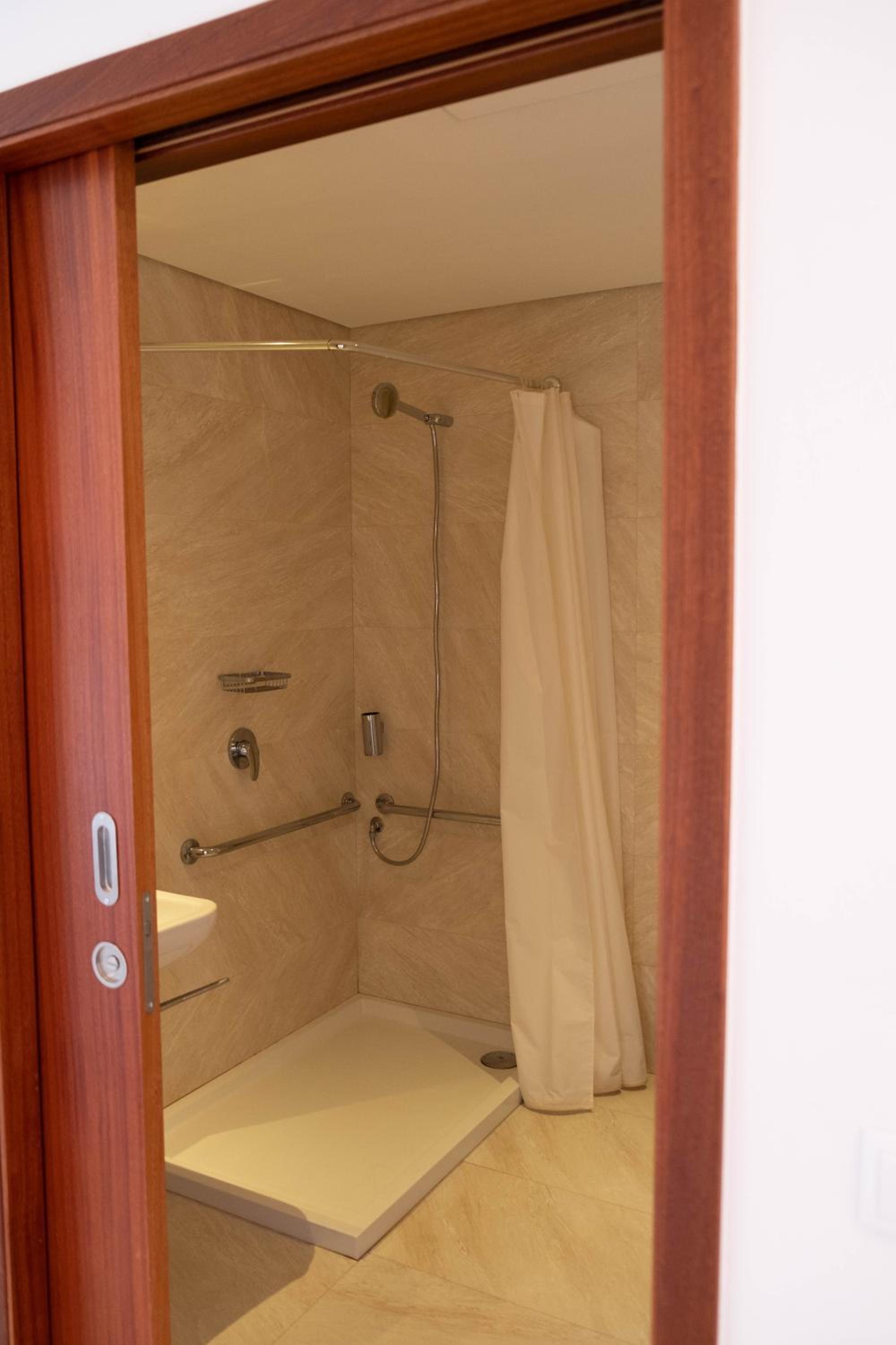 Suite - Disability Access photo 3