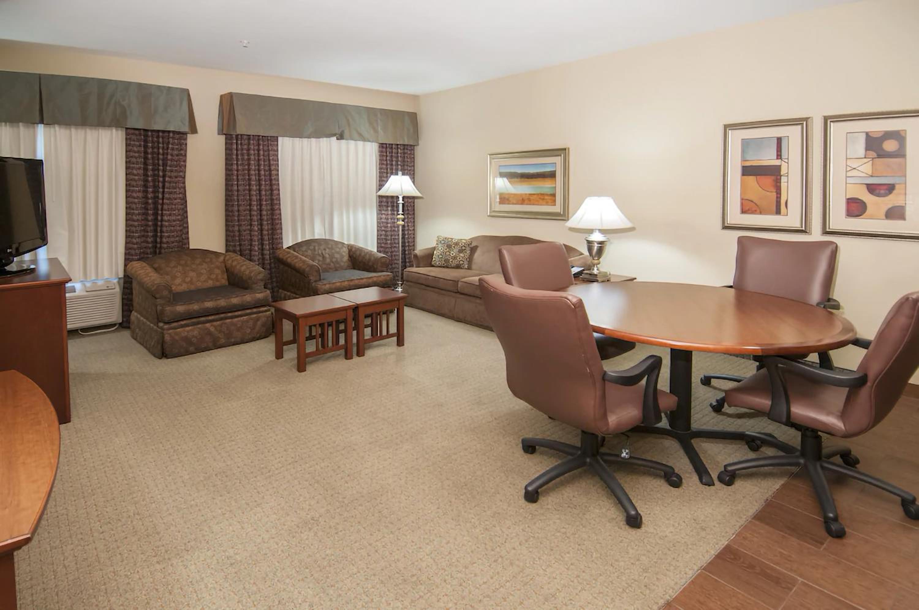 Deluxe Queen Suite