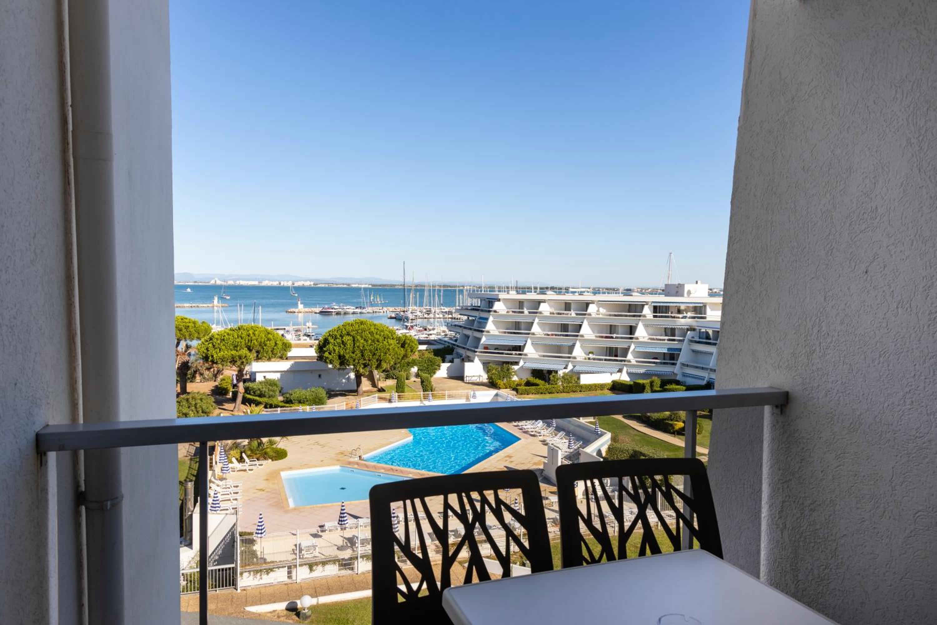Double Room with Harbor or Pool view photo 3
