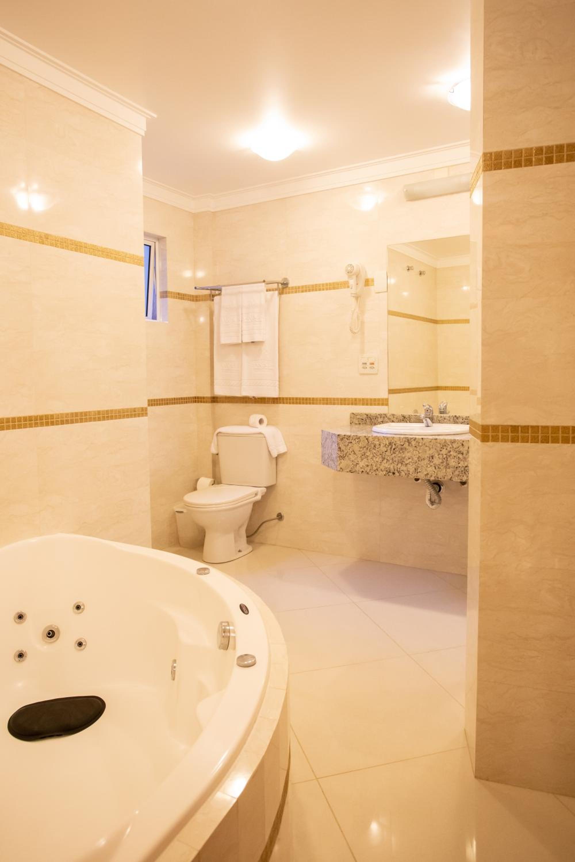 Deluxe Suite with Spa Bath photo 2