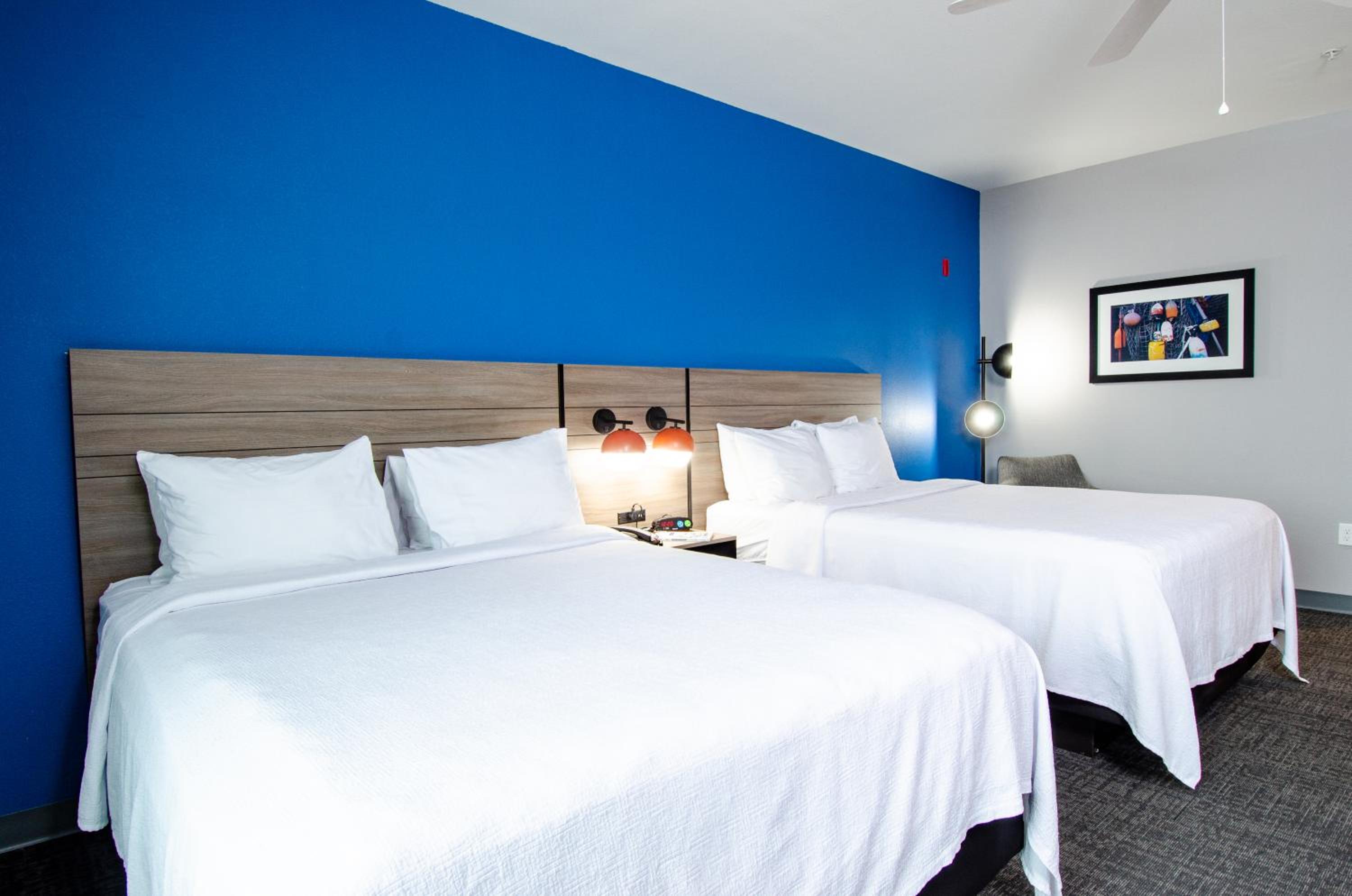 Premium Kitchenette Room with Two Queen Beds- Hearing Accessible - Photo 6
