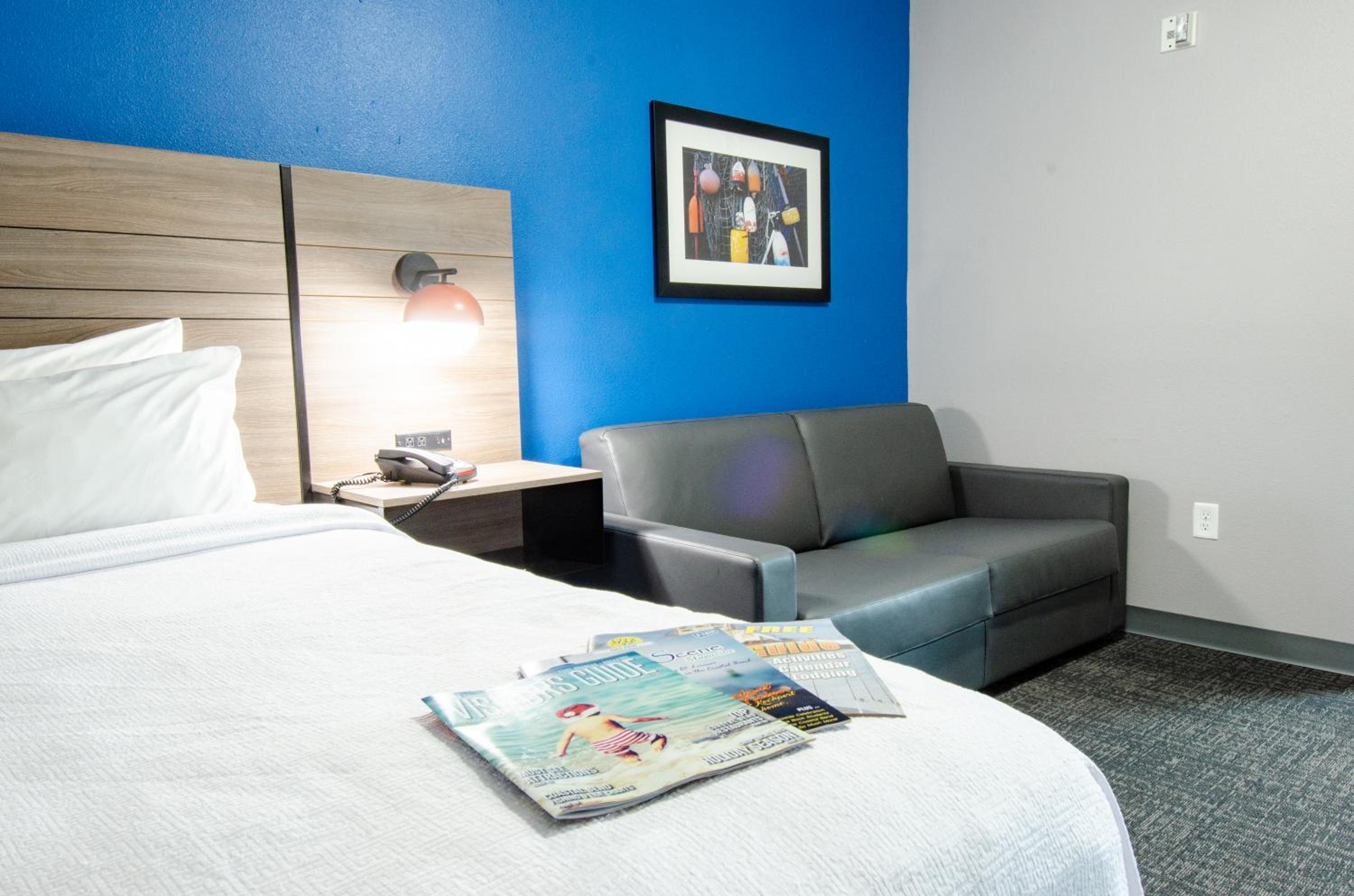 Deluxe Single King Room with Sofa Bed - Photo 3