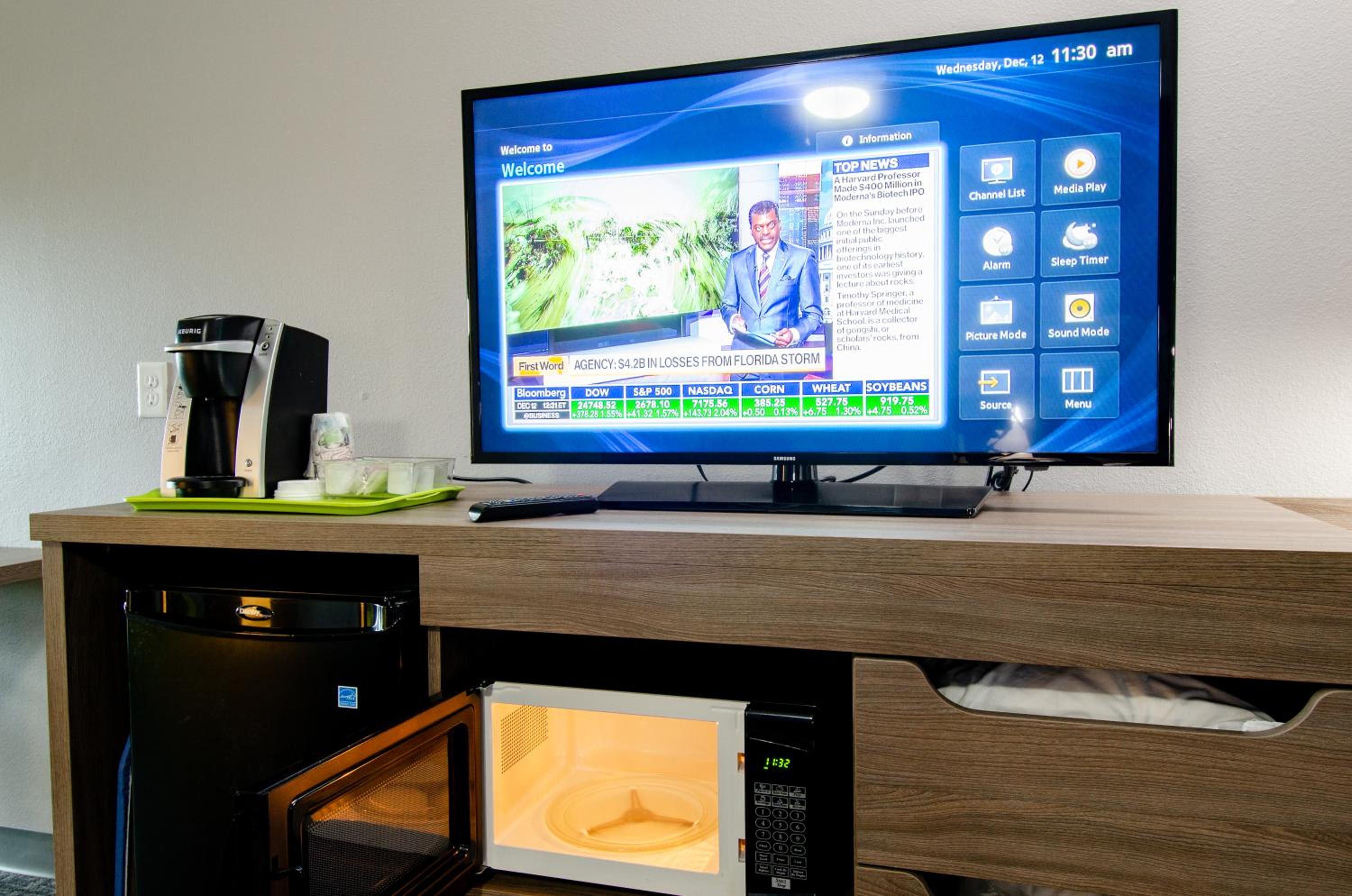 Premium Kitchenette Room with Two Queen Beds- Hearing Accessible - Photo 7