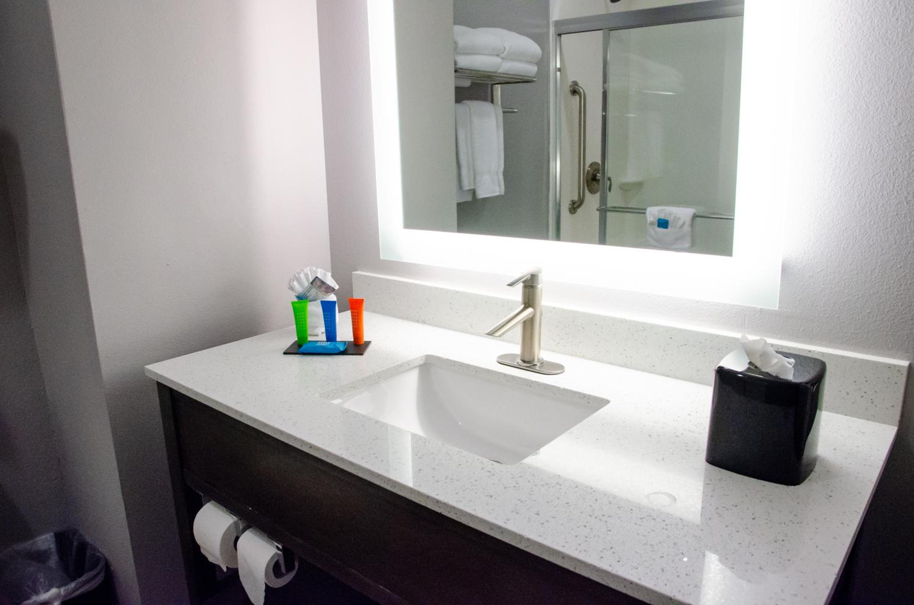Premium Kitchenette Room with Two Queen Beds- Hearing Accessible - Photo 8