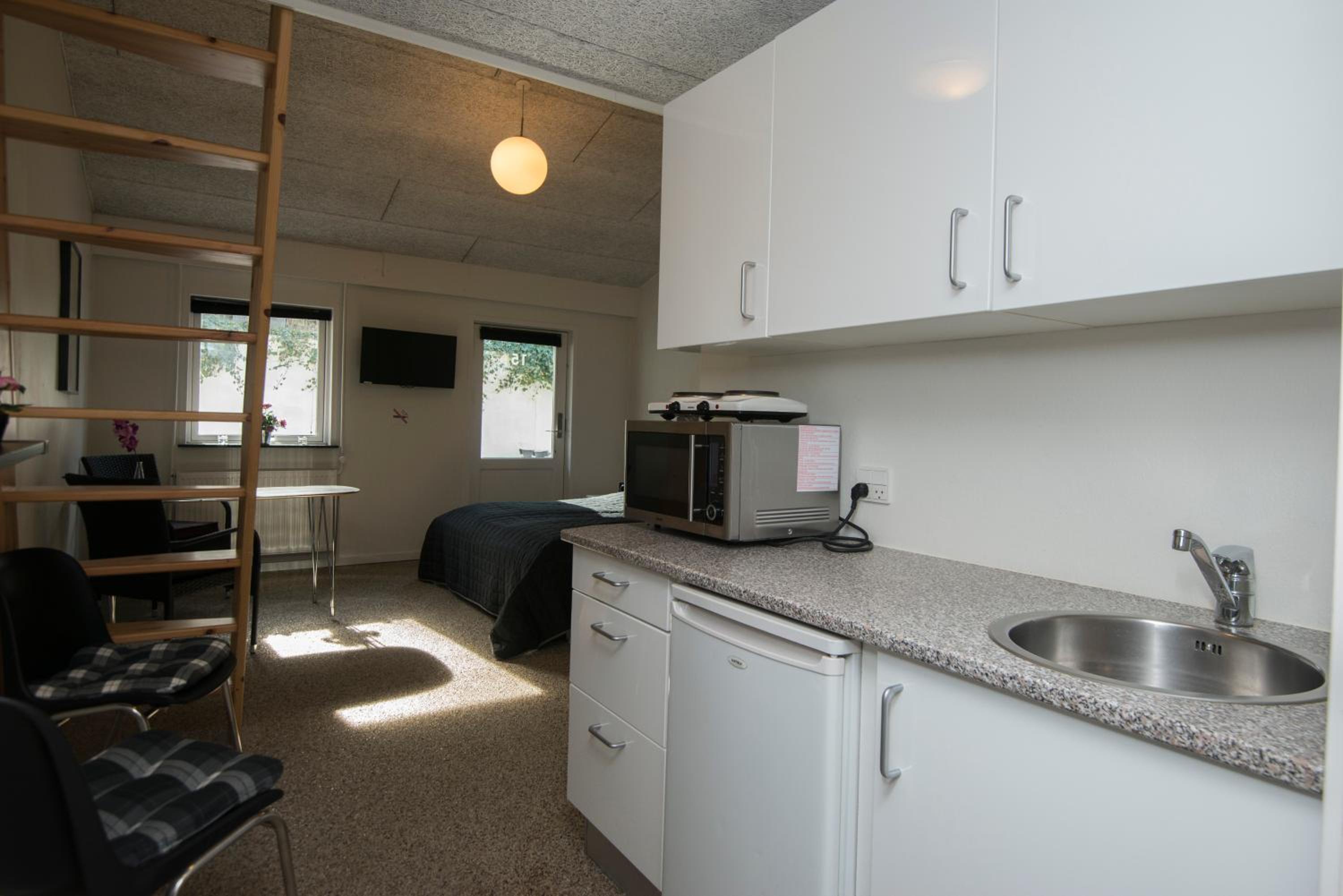 One-Bedroom Apartment - Photo 3