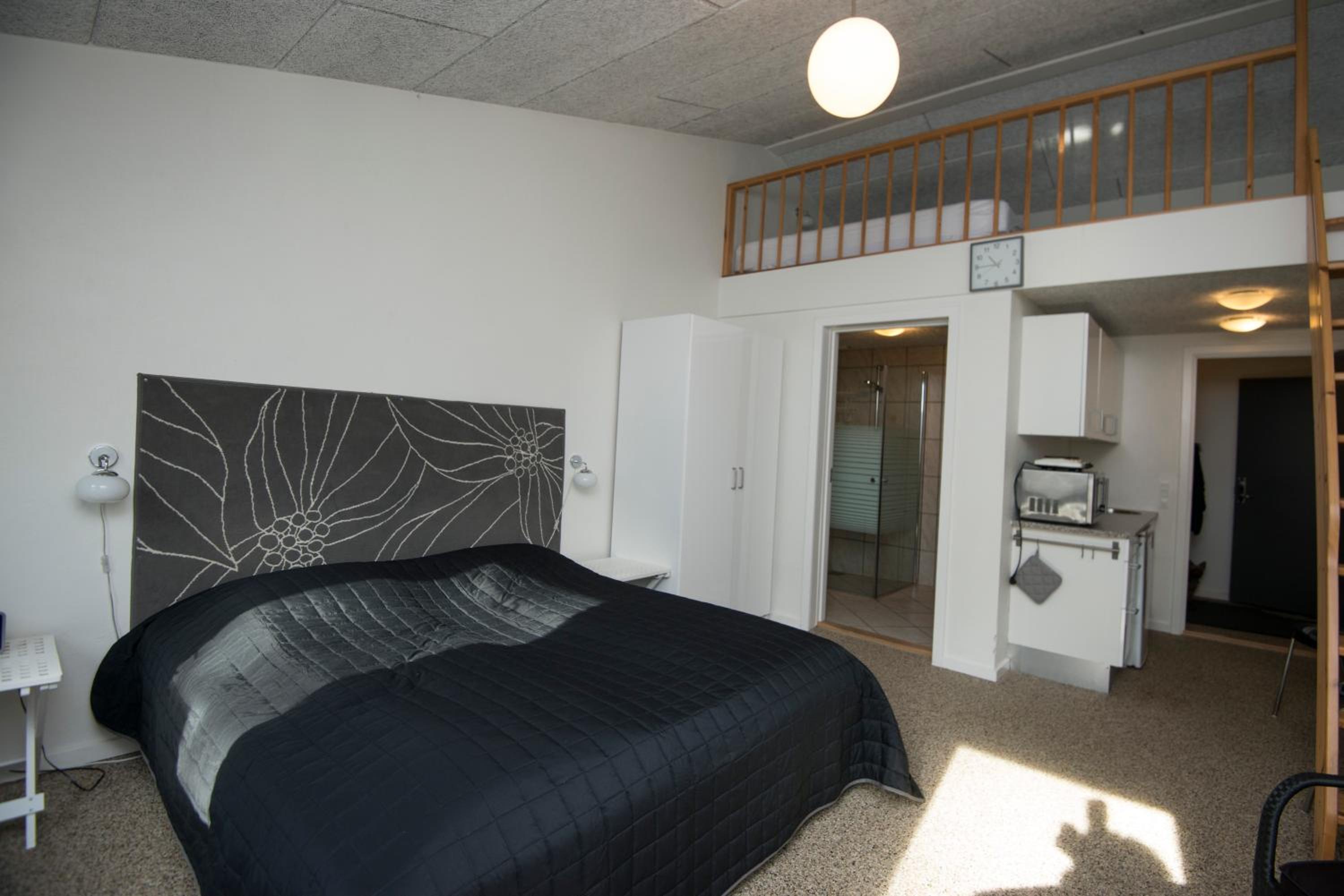 One-Bedroom Apartment - Photo 1