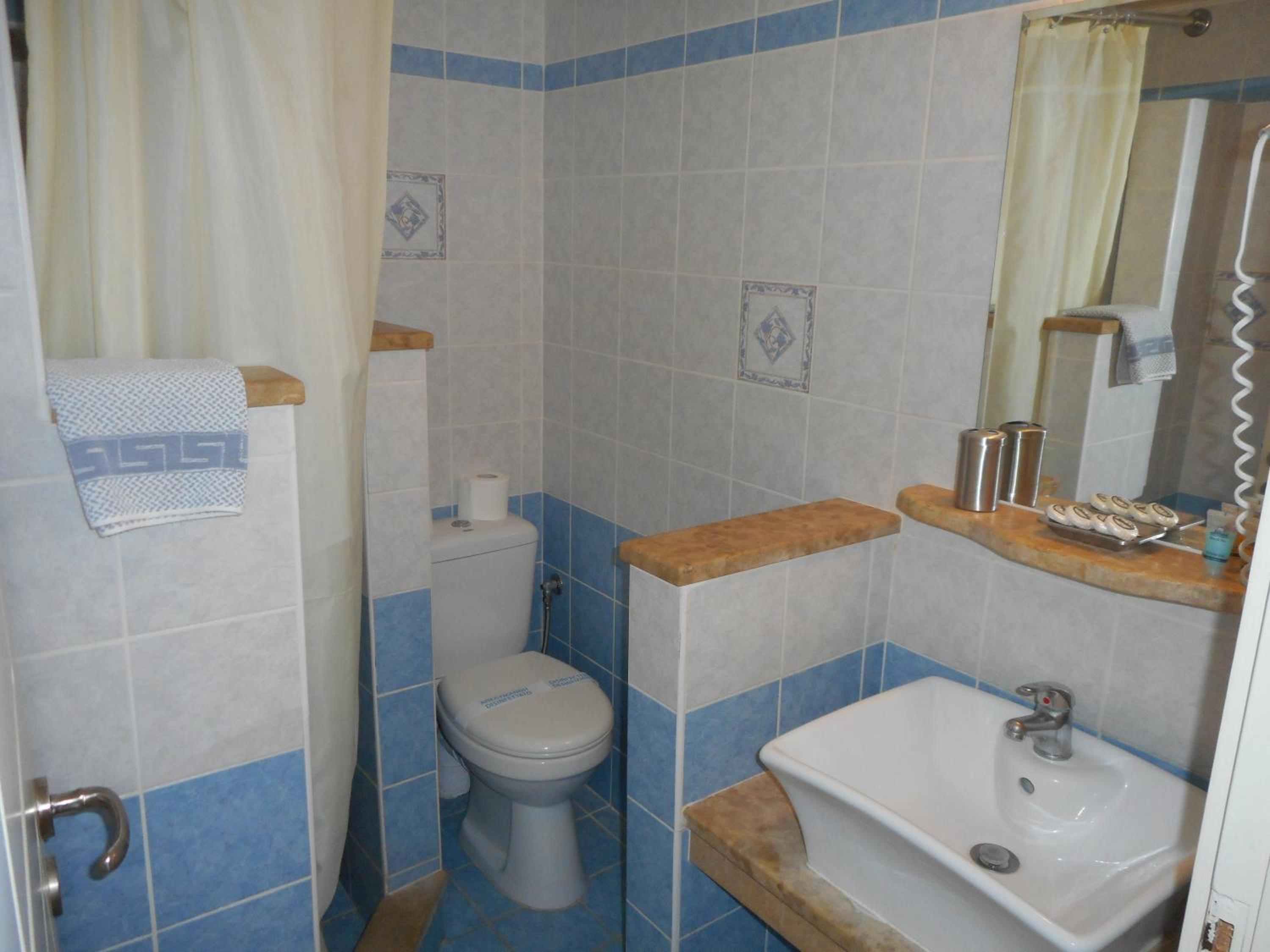 Studio (2 Adults) - Ground Floor photo 3