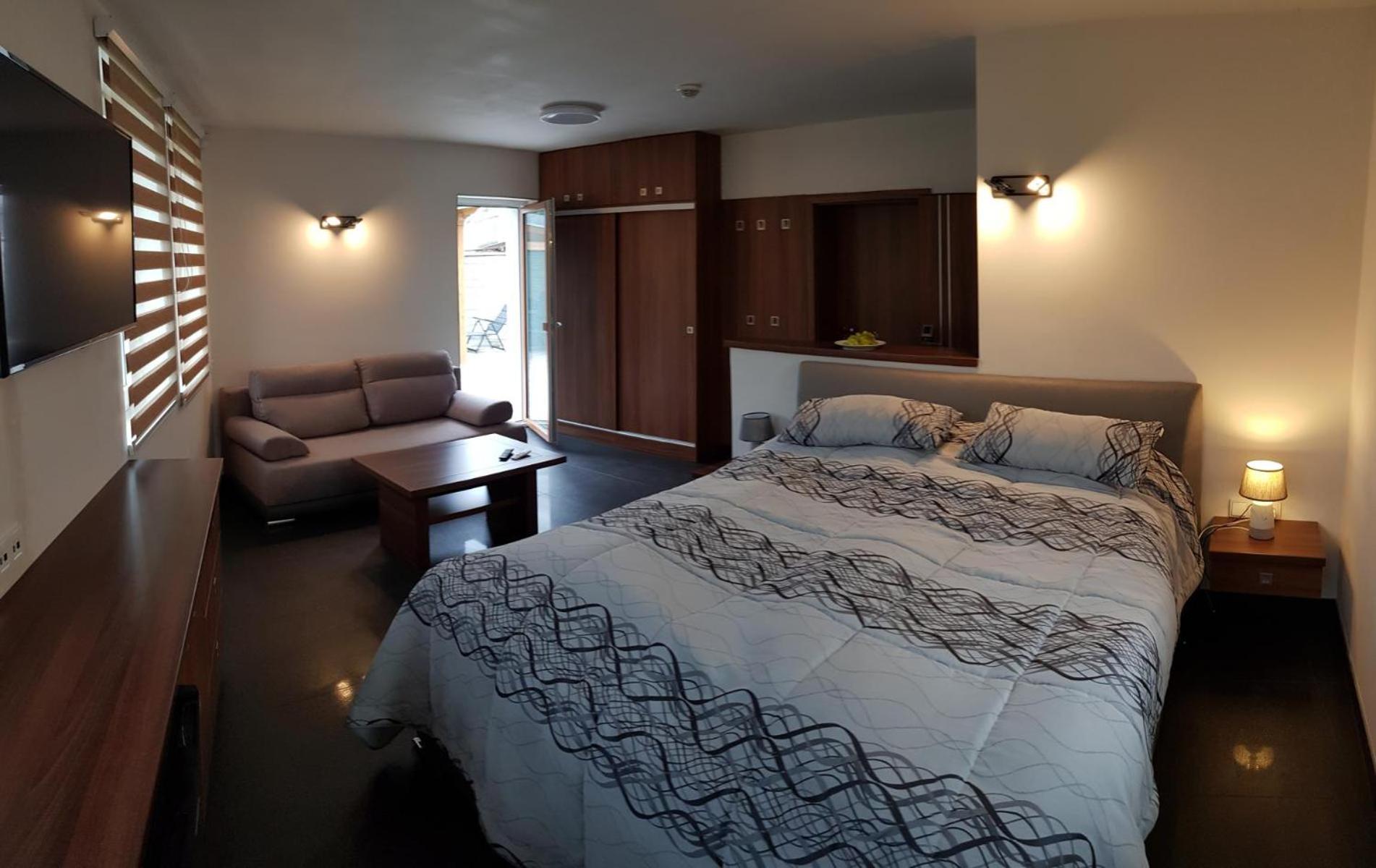 King Room with Roll-In Shower - Disability Access photo 2