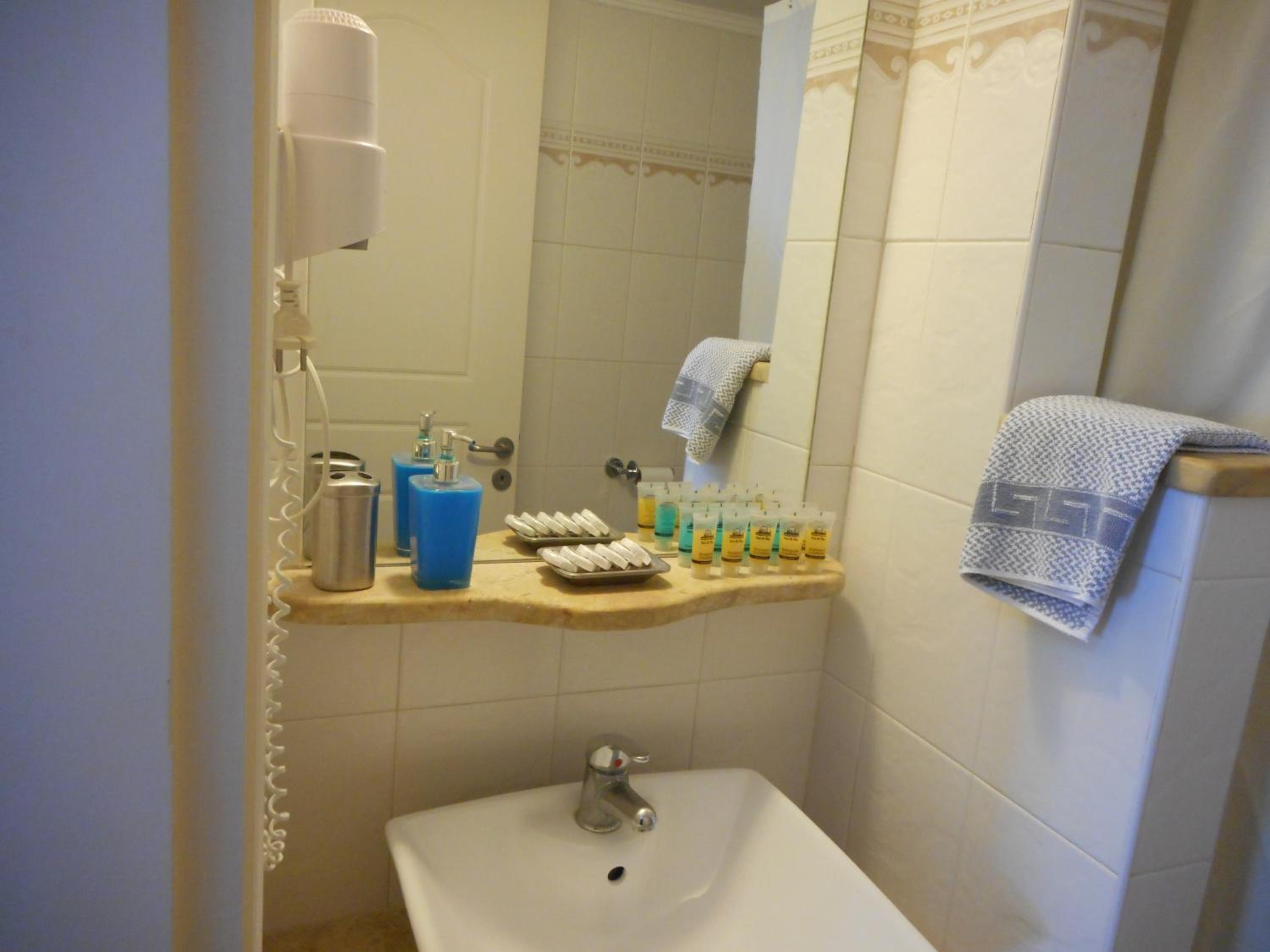 Economy Double Room photo 3