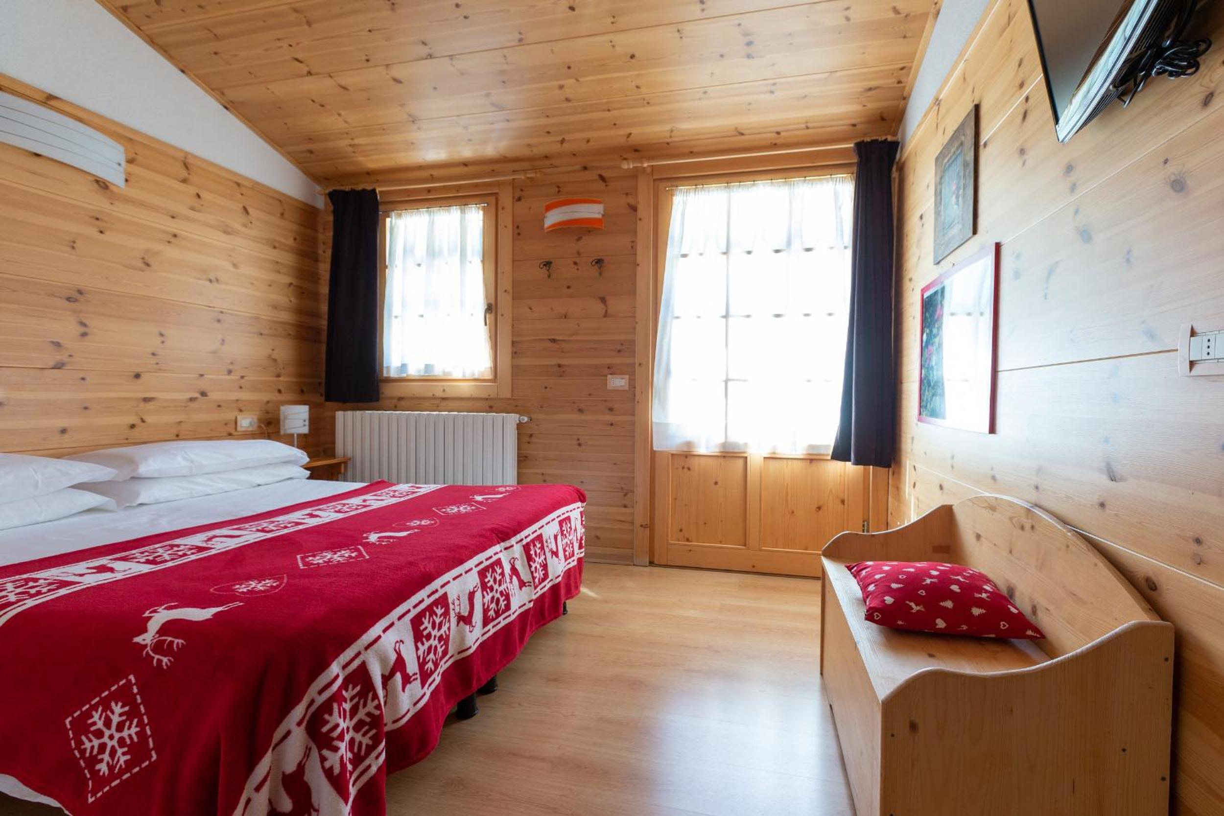 Family Room (2 Adults + 2 Children)
