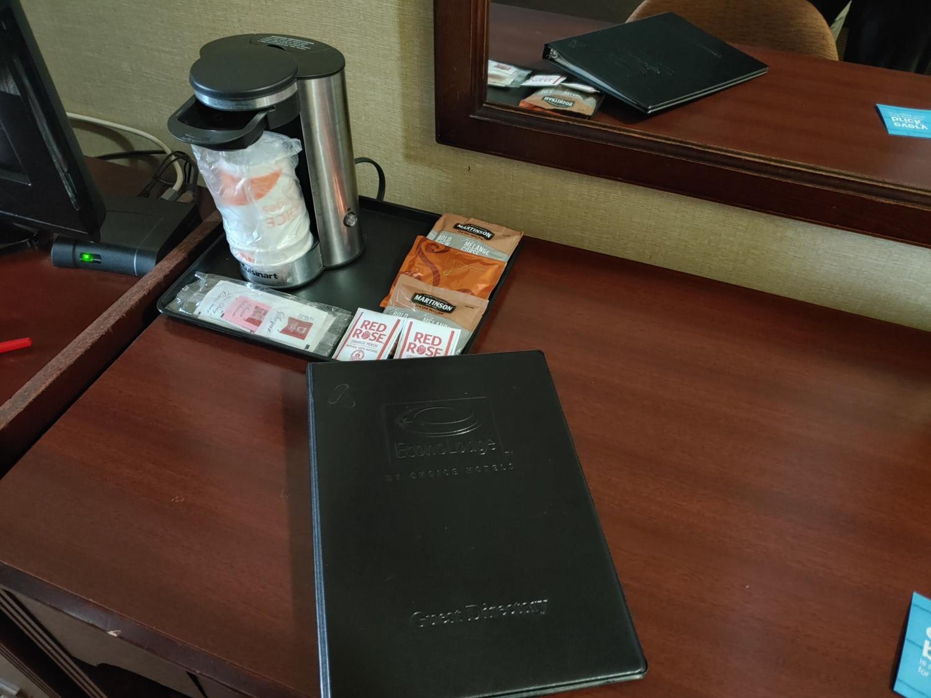 Deluxe King Room - Non-Smoking - Photo 2