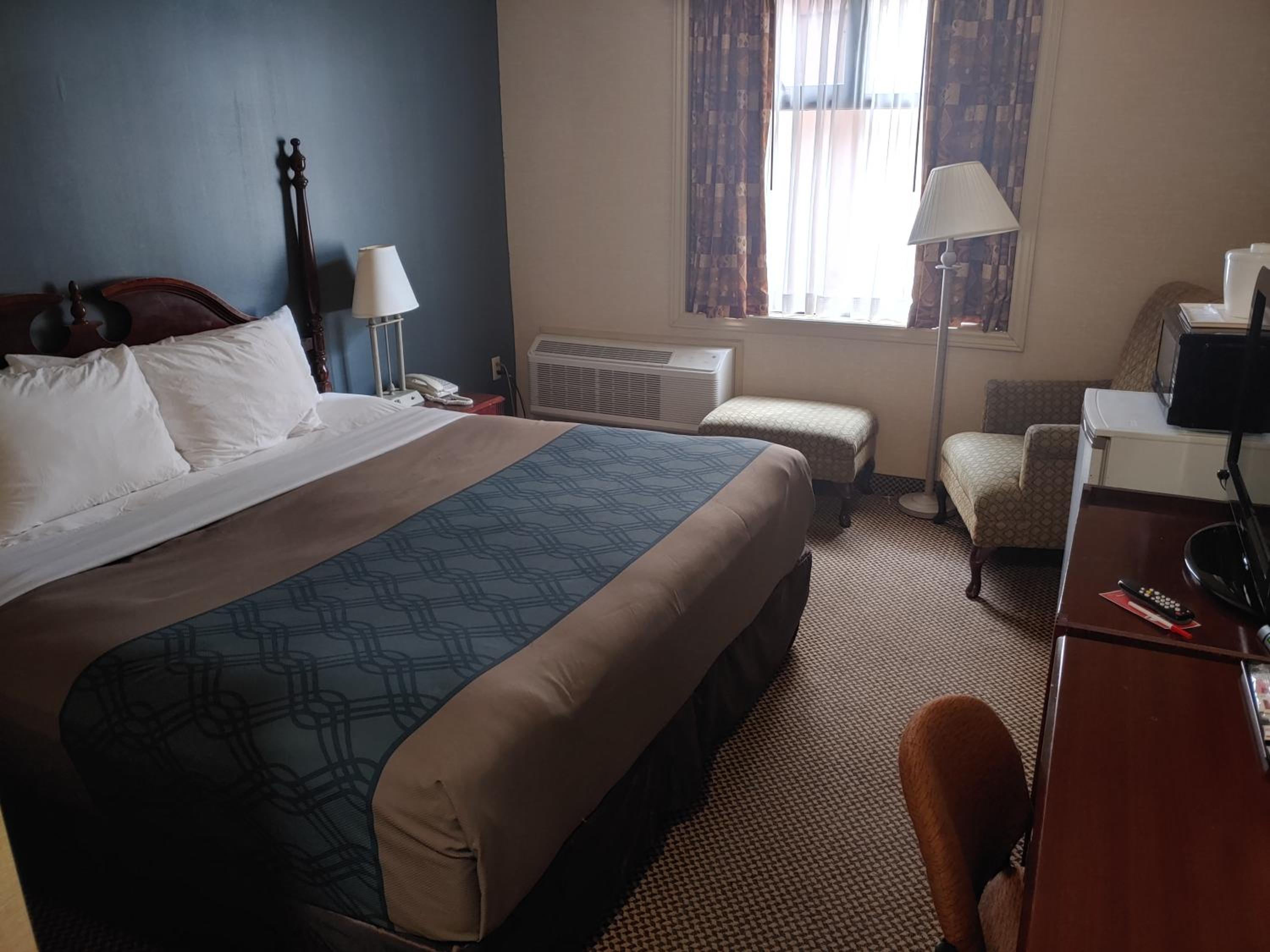 Deluxe King Room - Non-Smoking - Photo 1