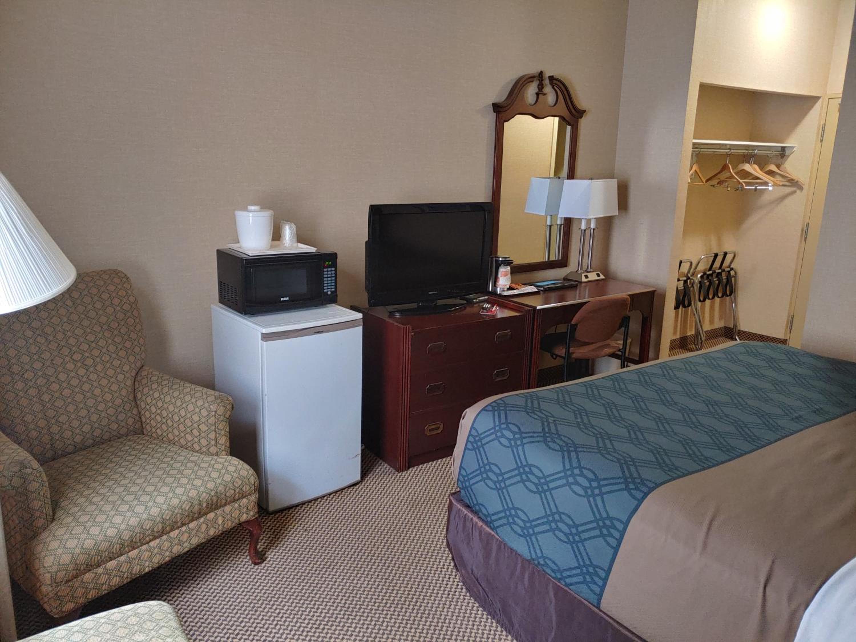 Deluxe King Room - Non-Smoking - Photo 6
