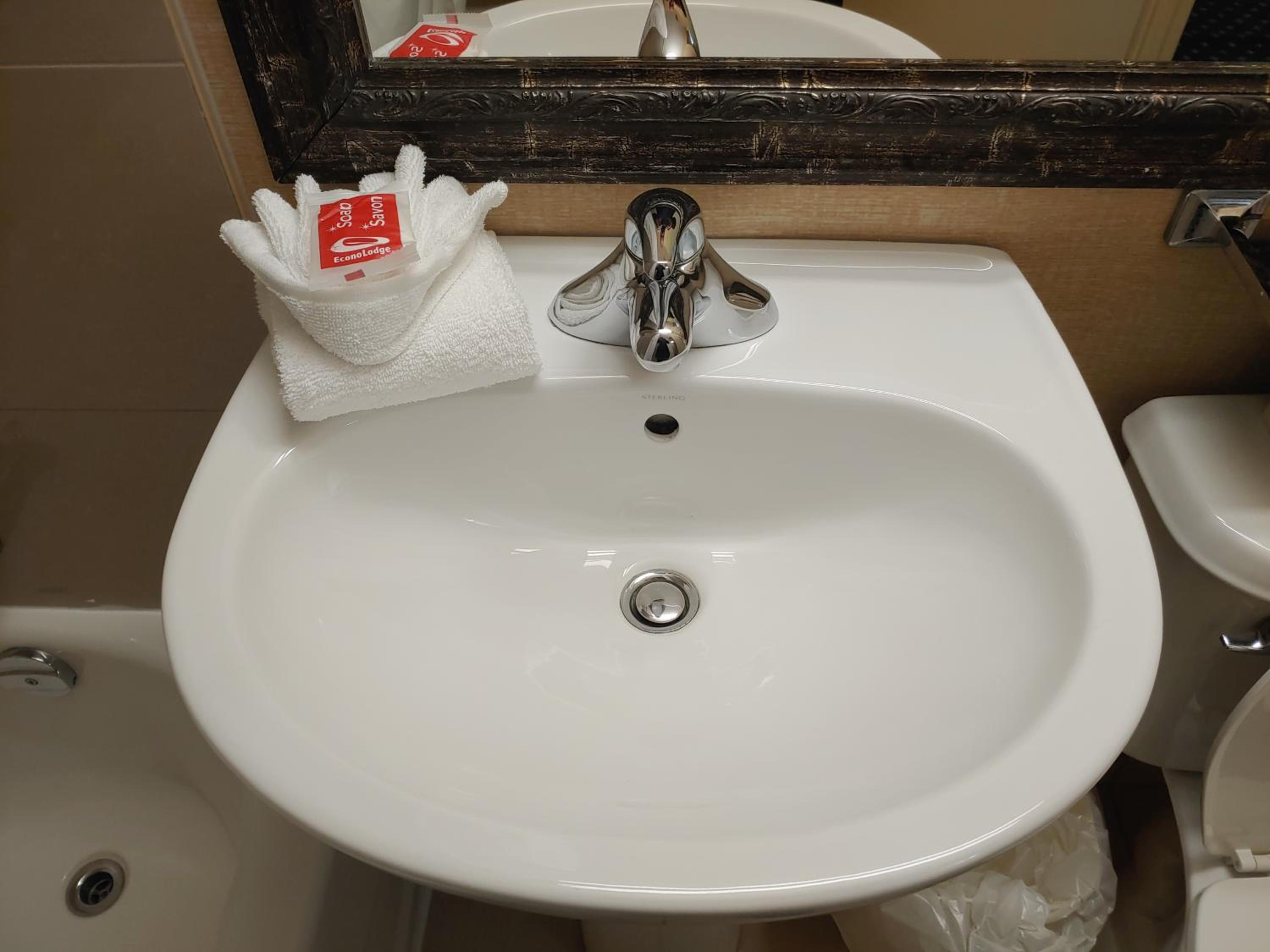 Deluxe King Room - Non-Smoking - Photo 5