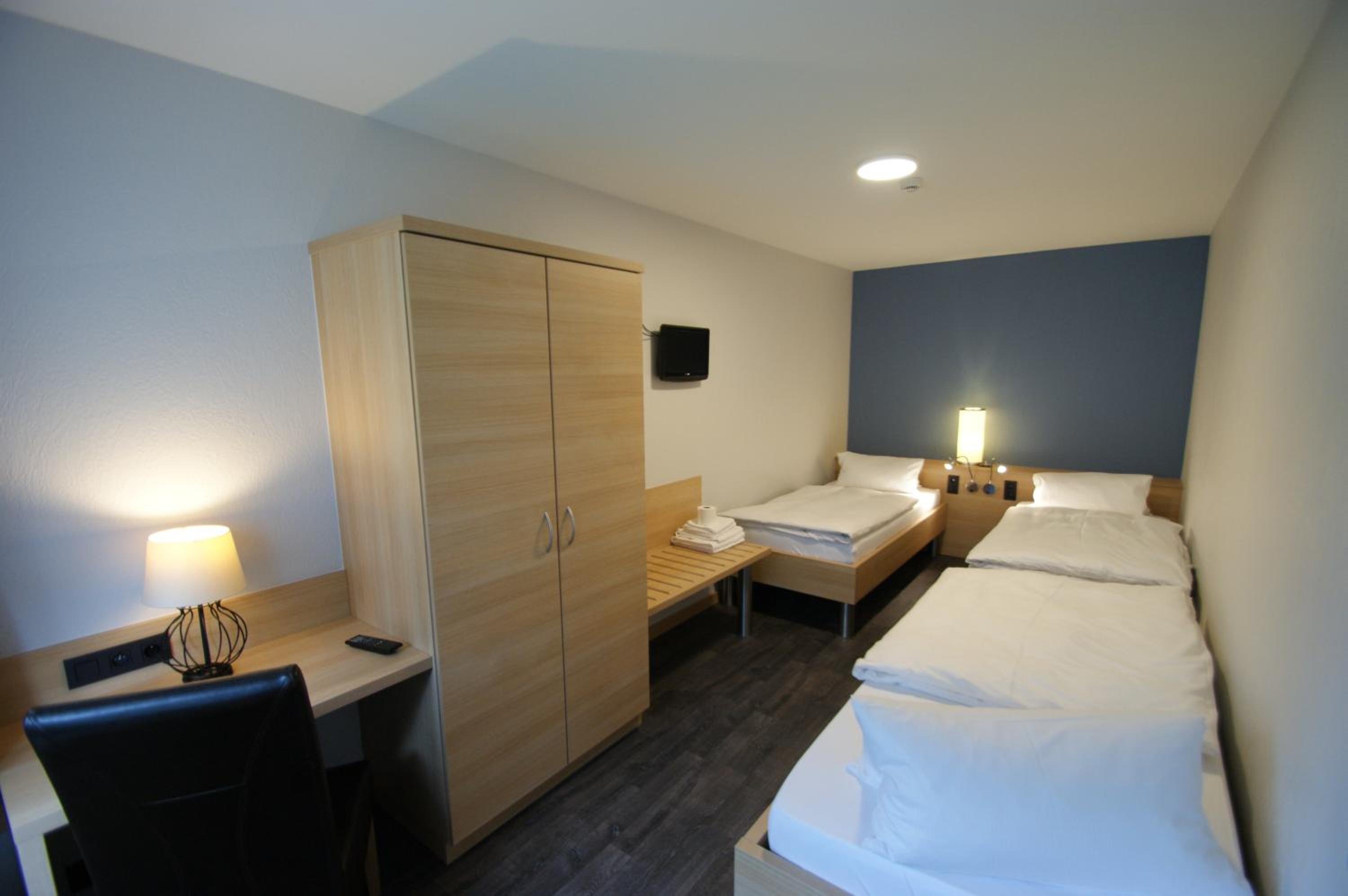 Family Room (5 People) 1 double/3 single beds photo 3