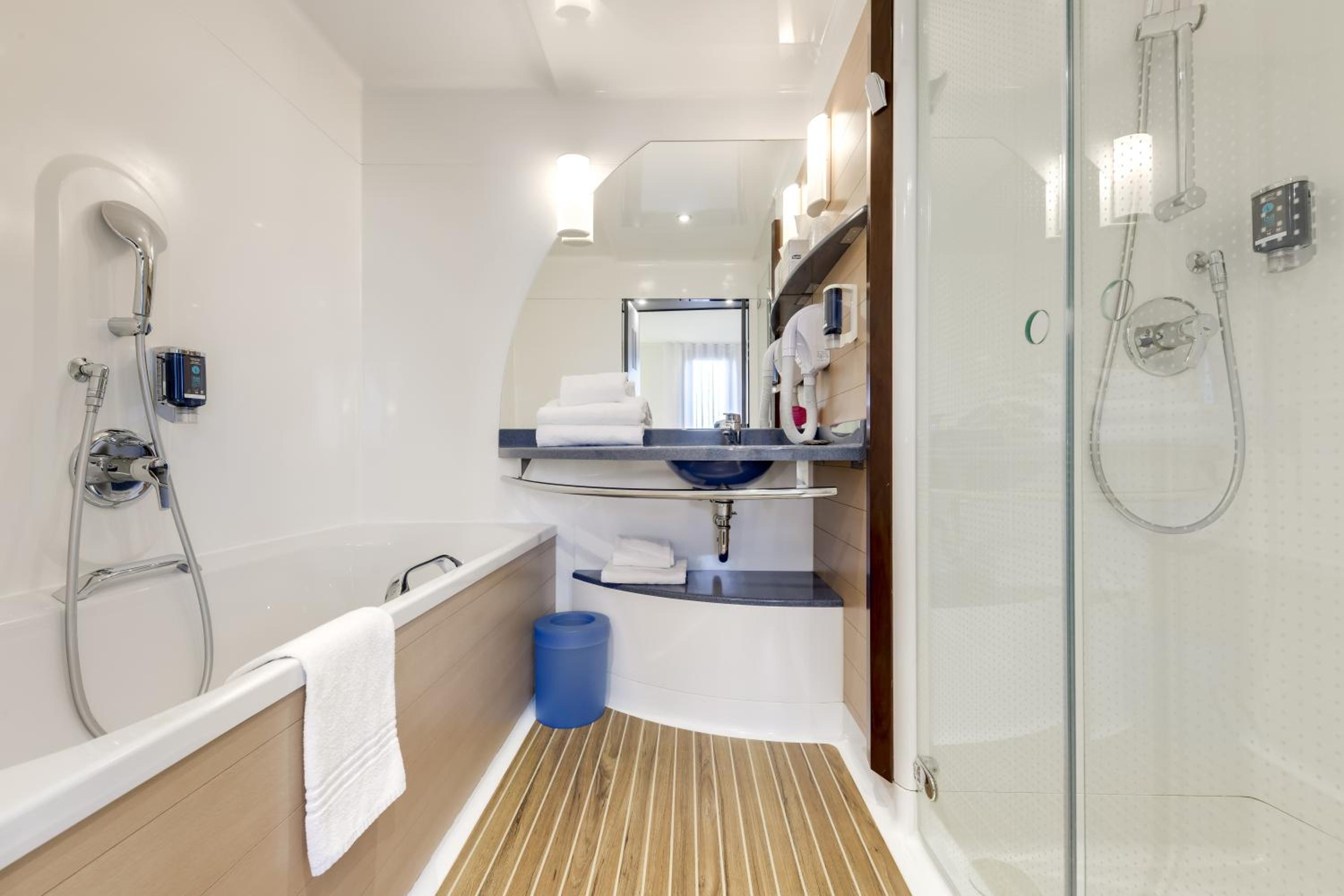 Superior Suite with Double Bed and Sofa Bed - Photo 4