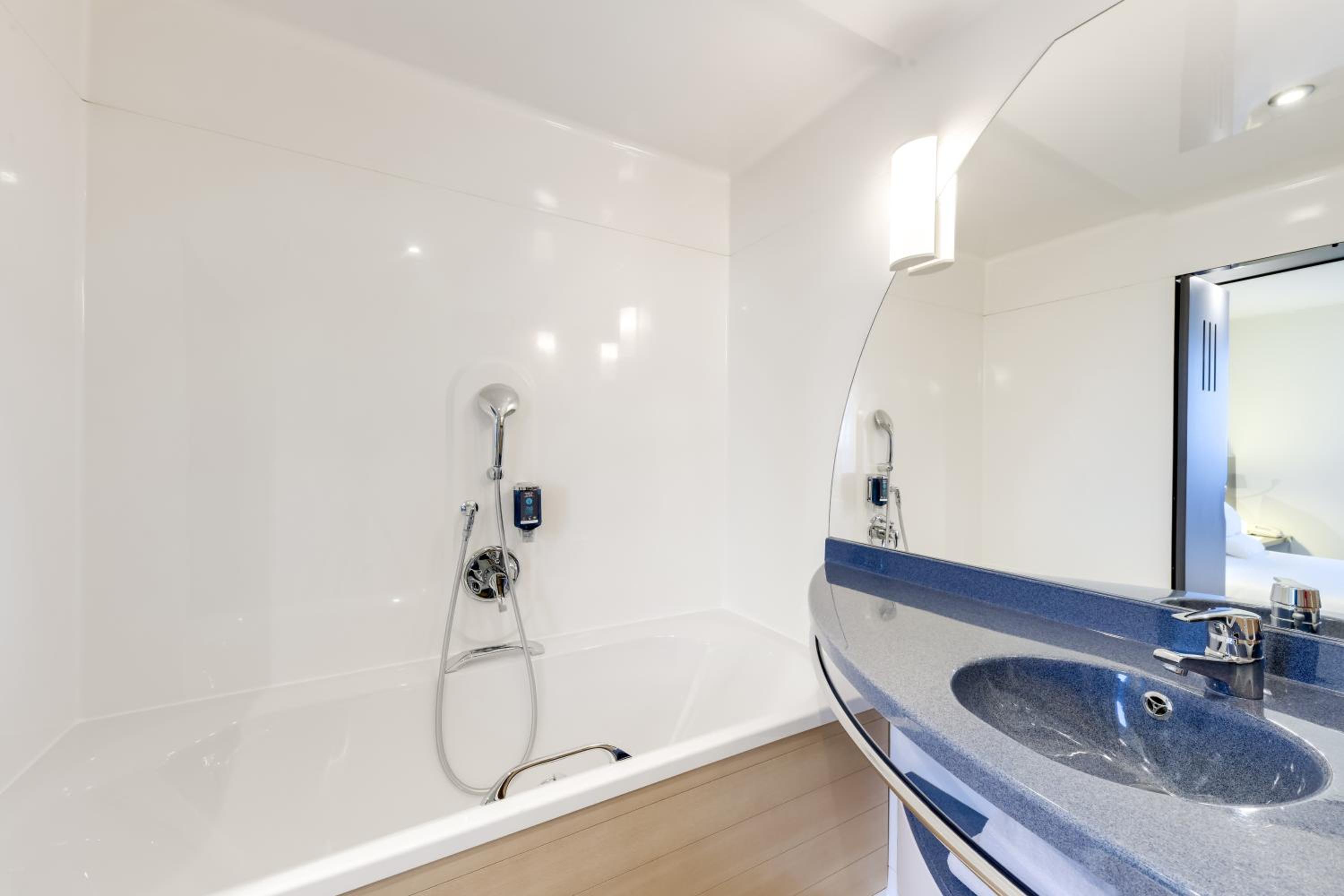 Superior Suite with Double Bed and Two Single Beds - Photo 4