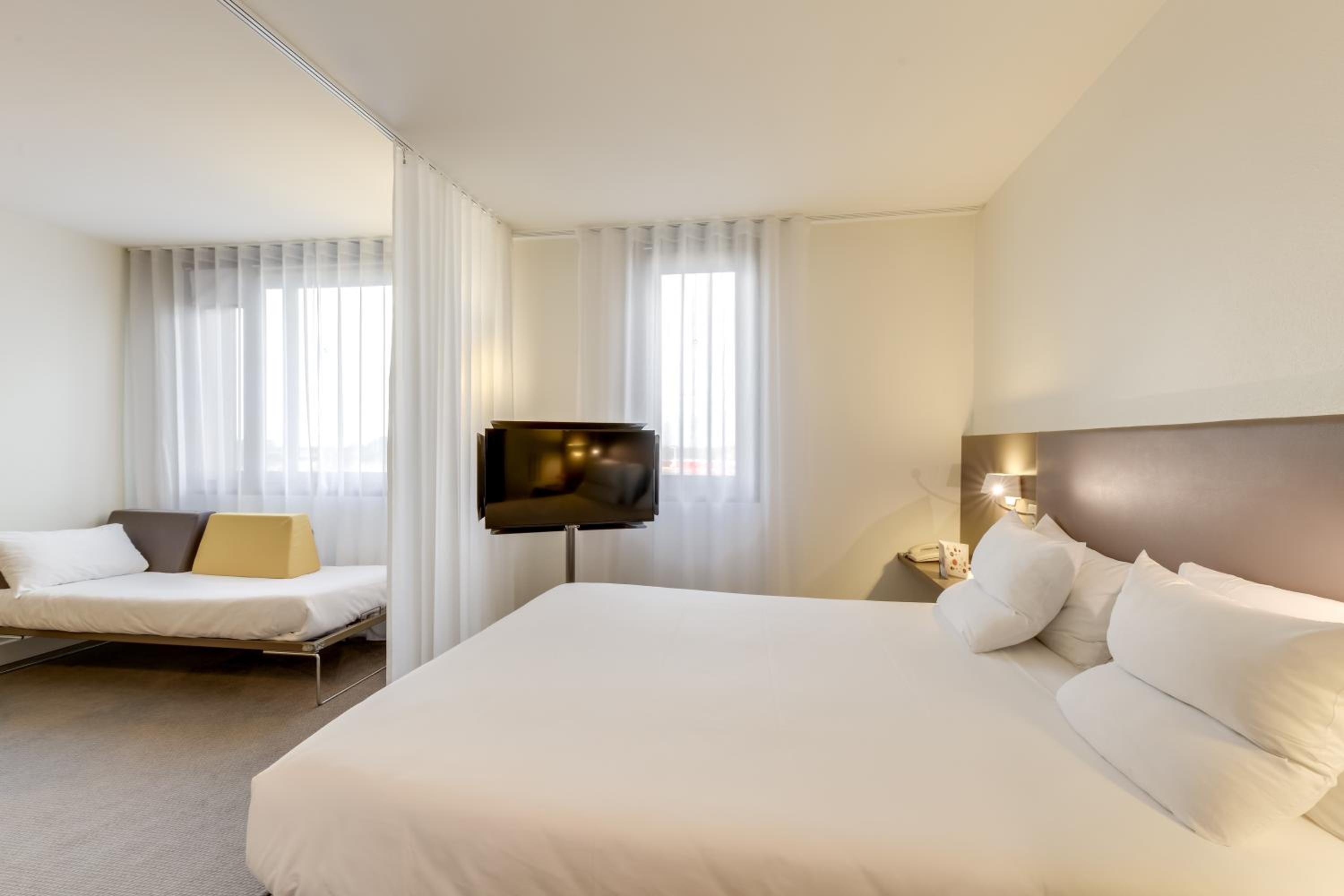 Superior Suite with Double Bed and Sofa Bed - Photo 8
