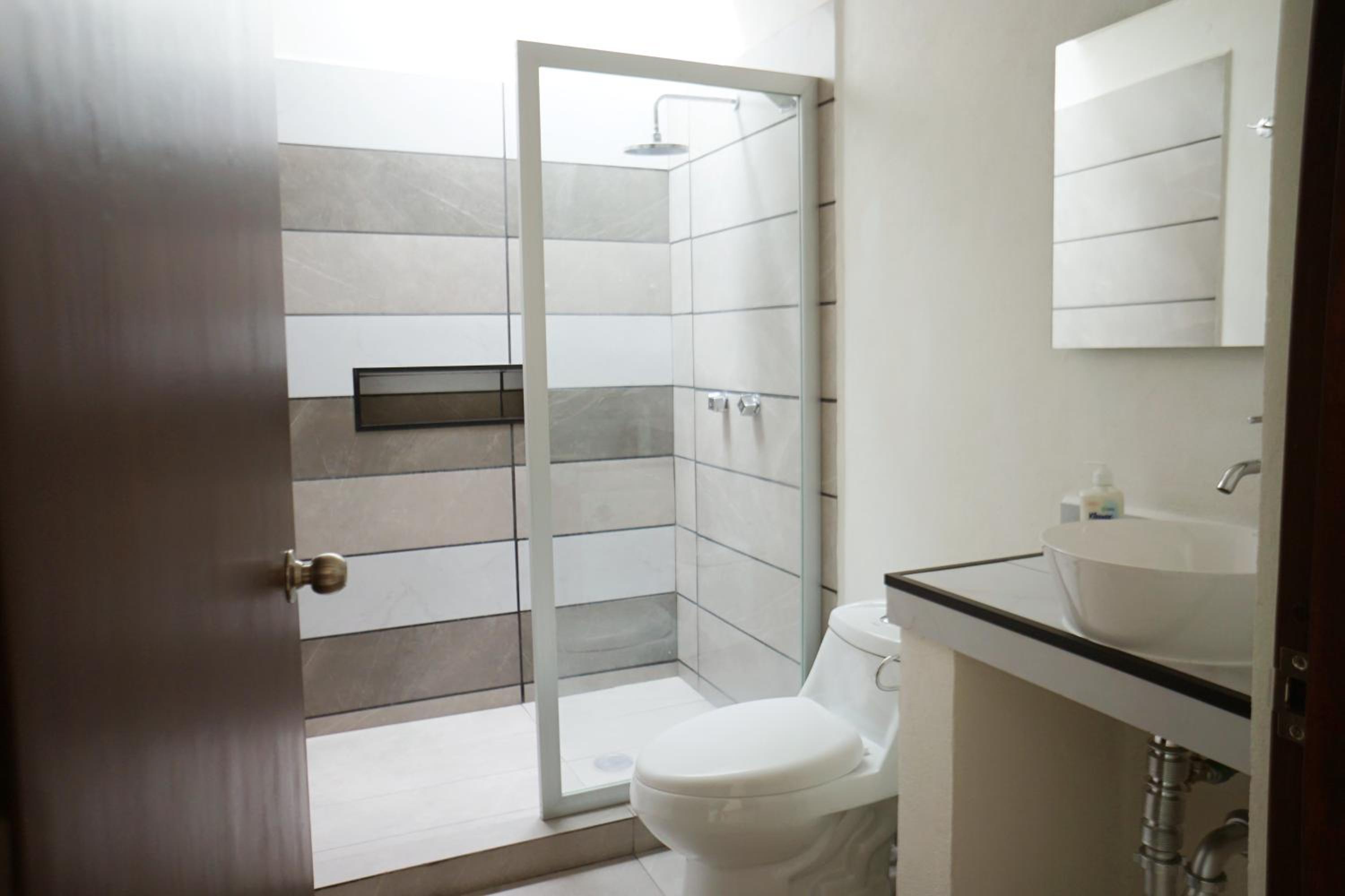 Queen Suite - Photo 21