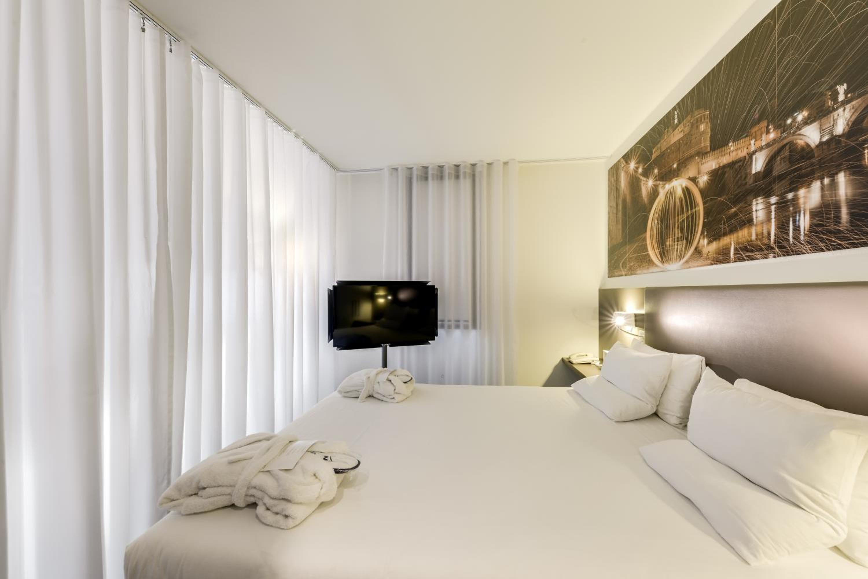 Executive Suite with One Double Bed and One Sofa Bed - Photo 4
