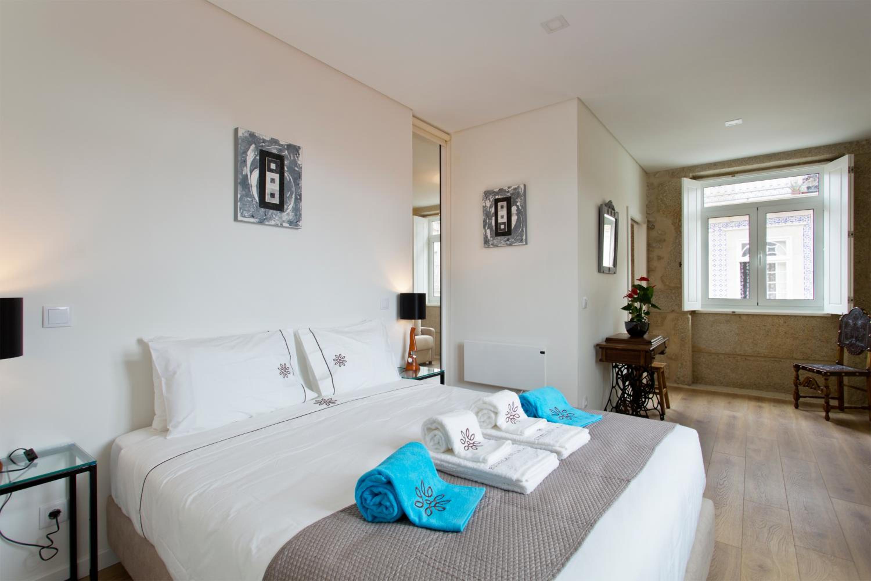 One-Bedroom Apartment - Photo 2