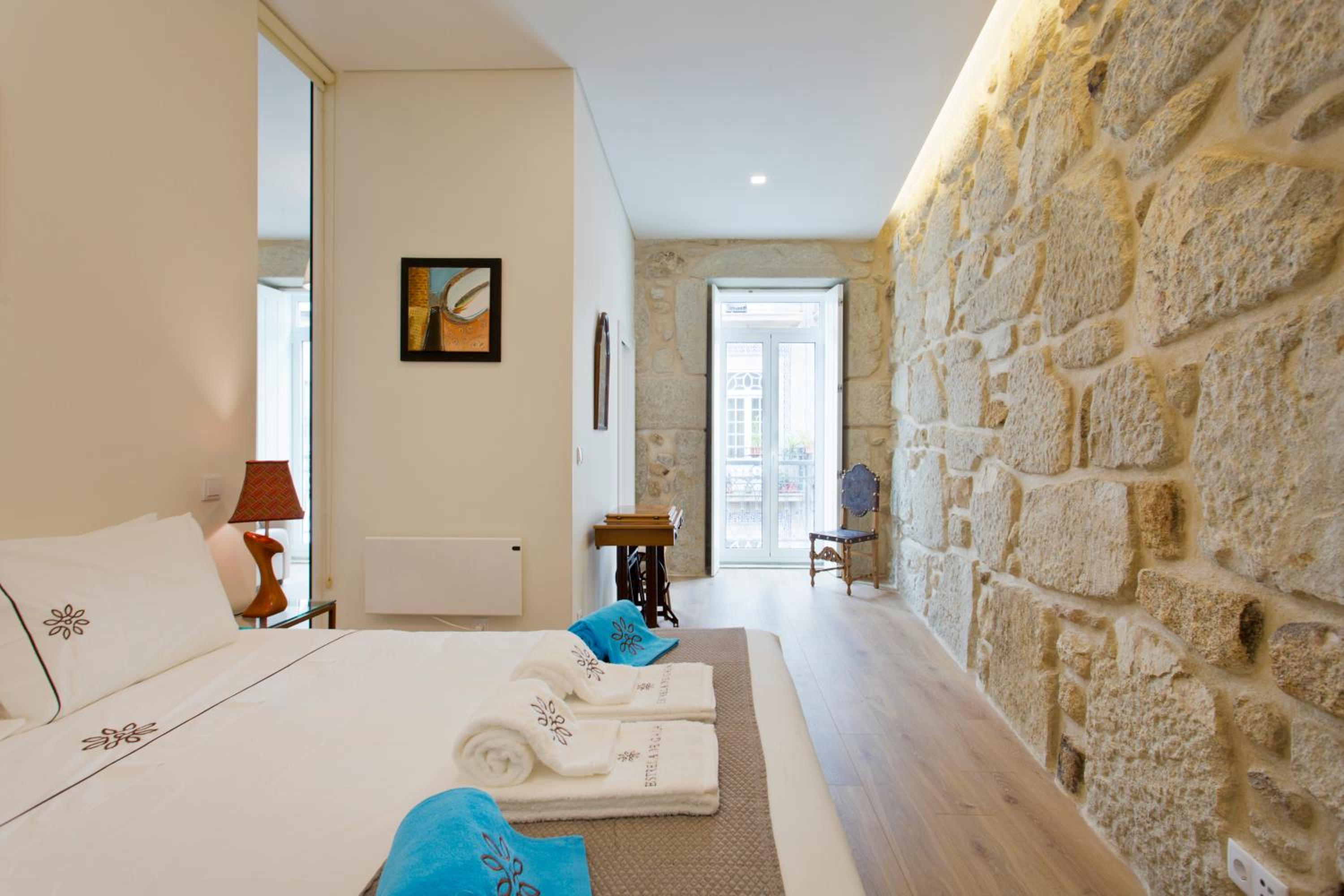 Apartment with Balcony - Photo 6