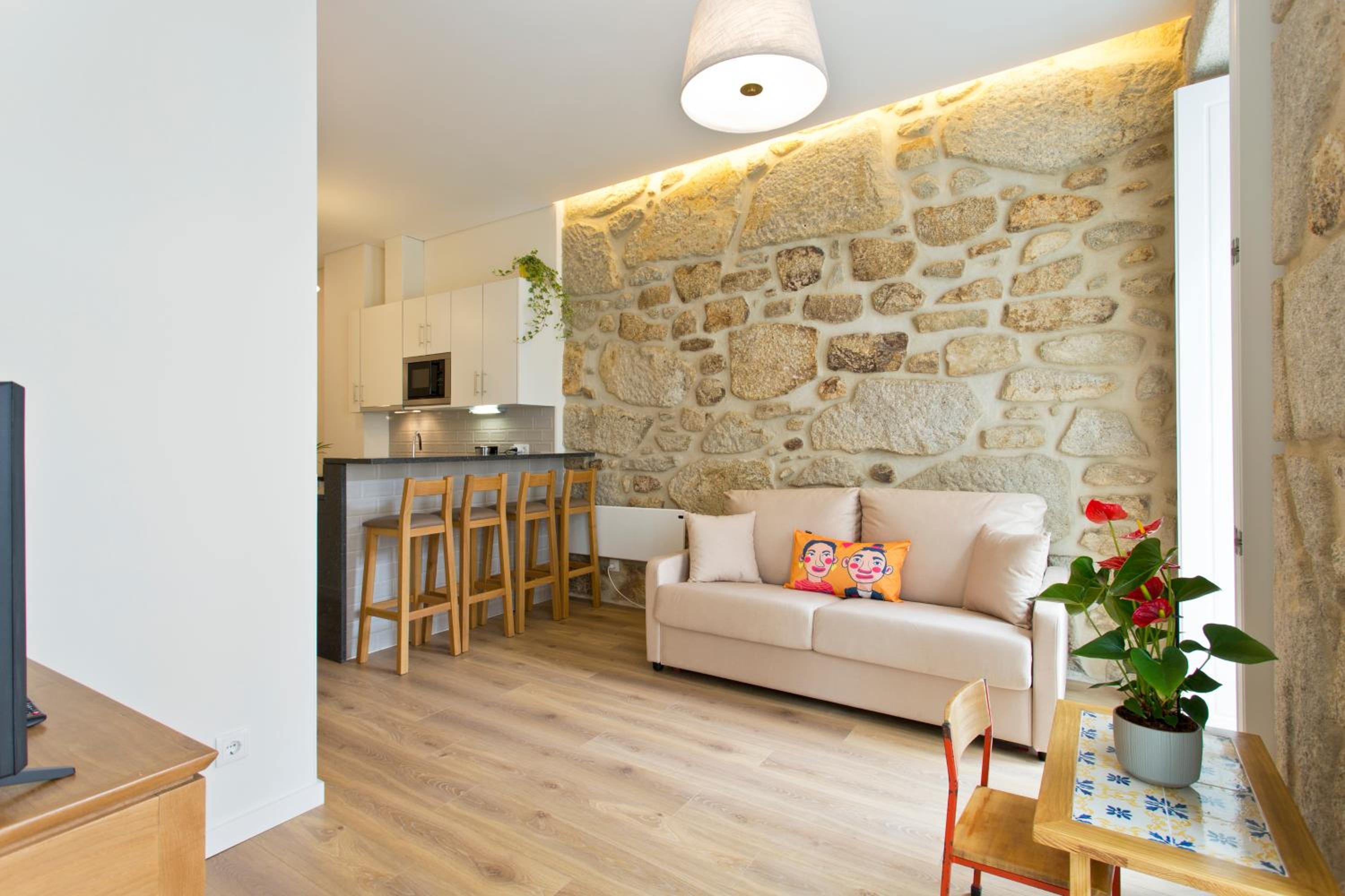 Apartment with Balcony - Photo 8
