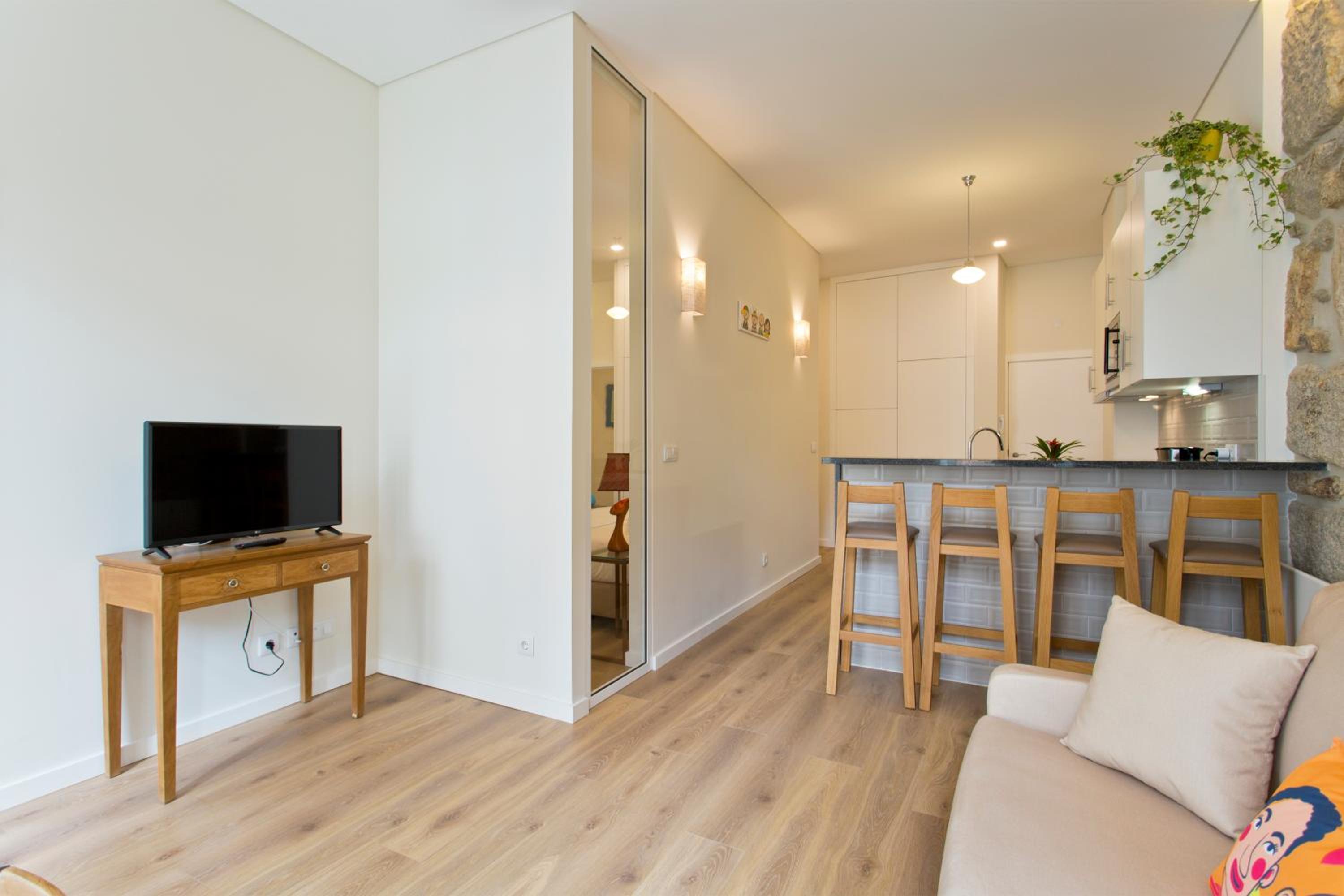 Apartment with Balcony - Photo 7