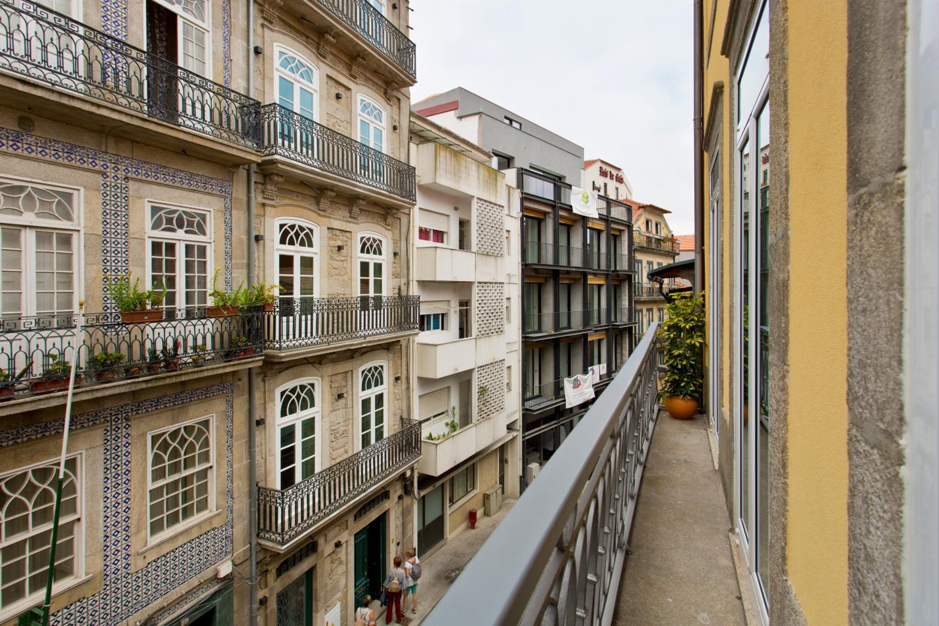 Apartment with Balcony - Photo 2