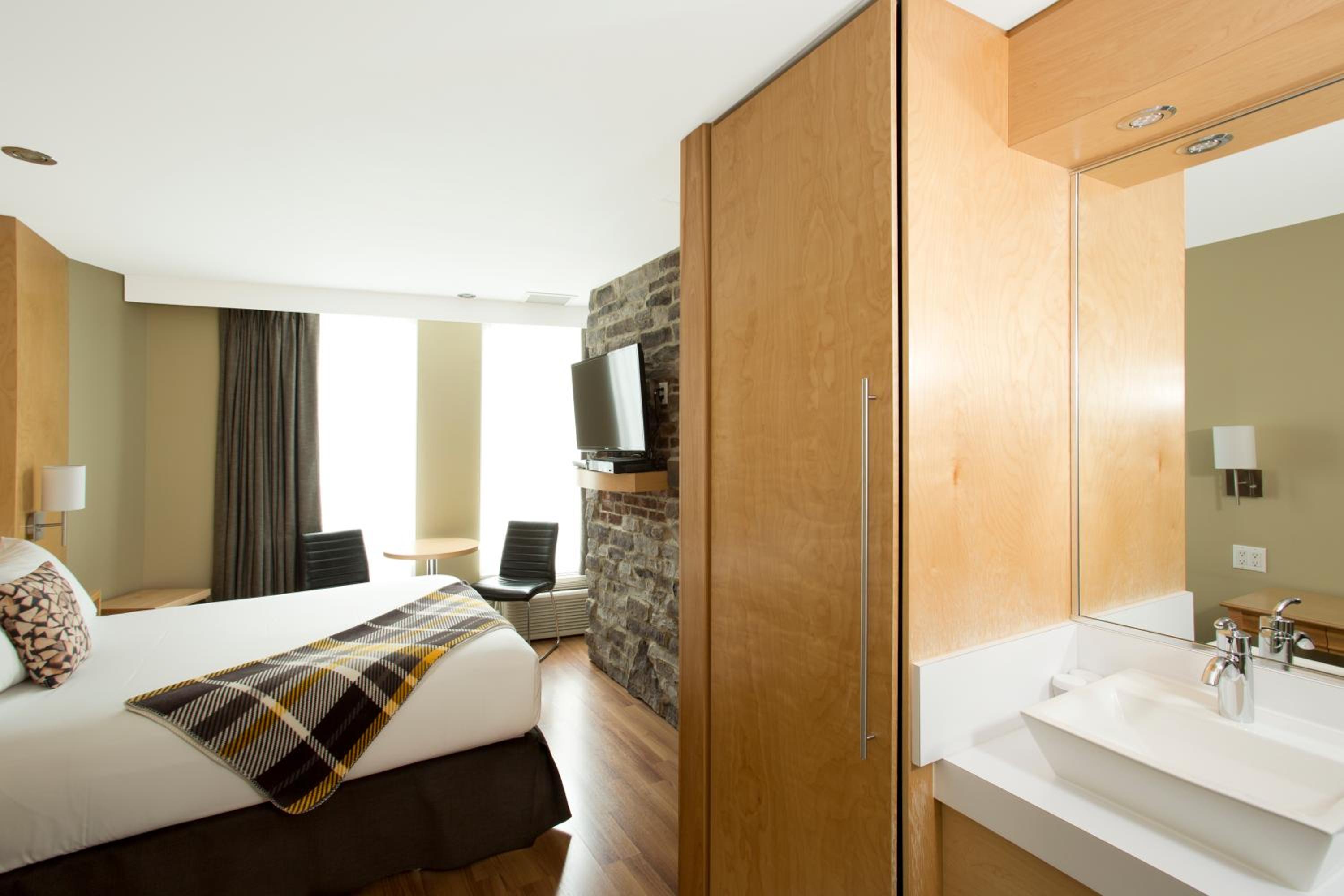 Small Queen Room - Photo 5