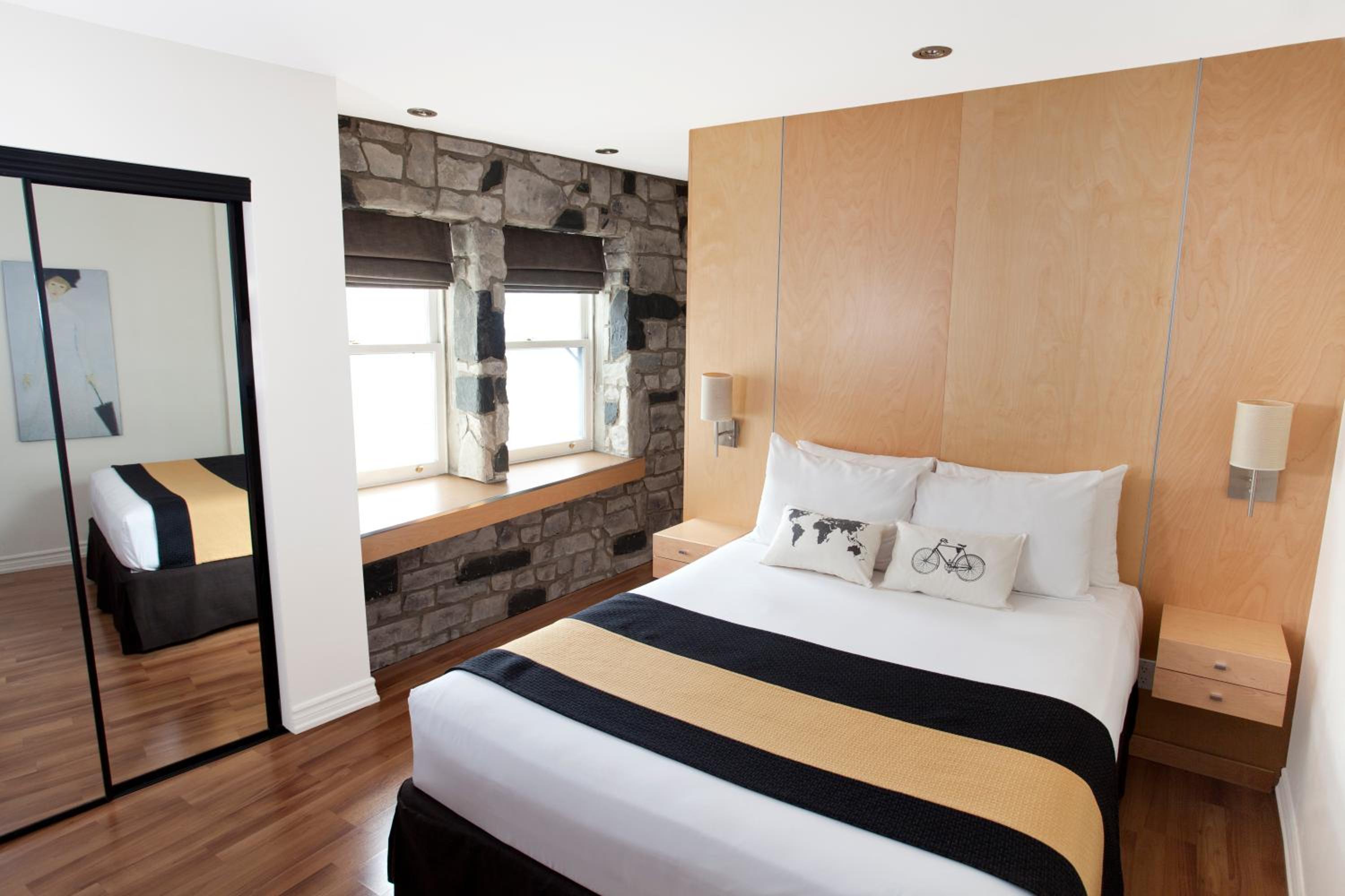 Small Queen Room - Photo 4