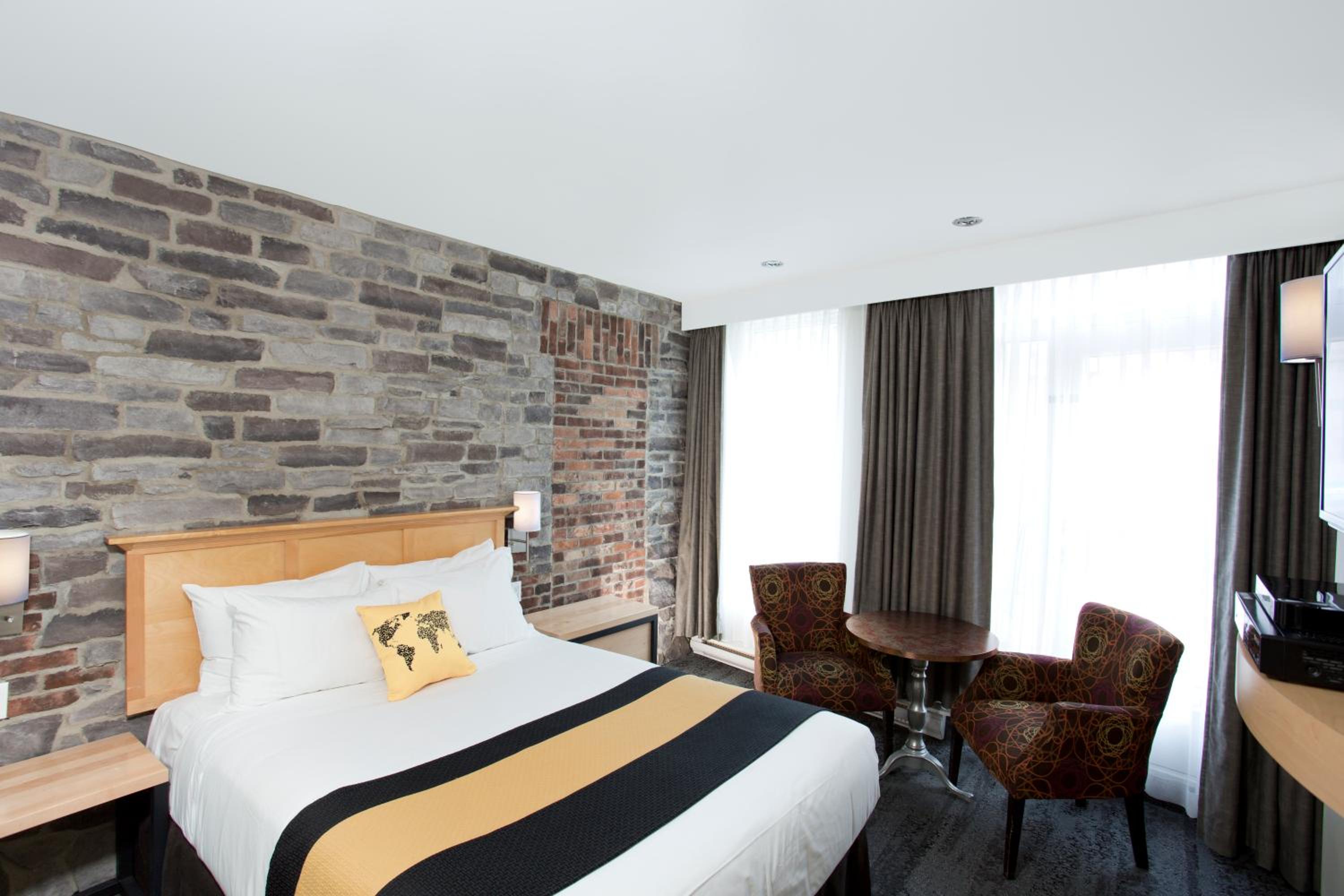 Small Queen Room - Photo 1