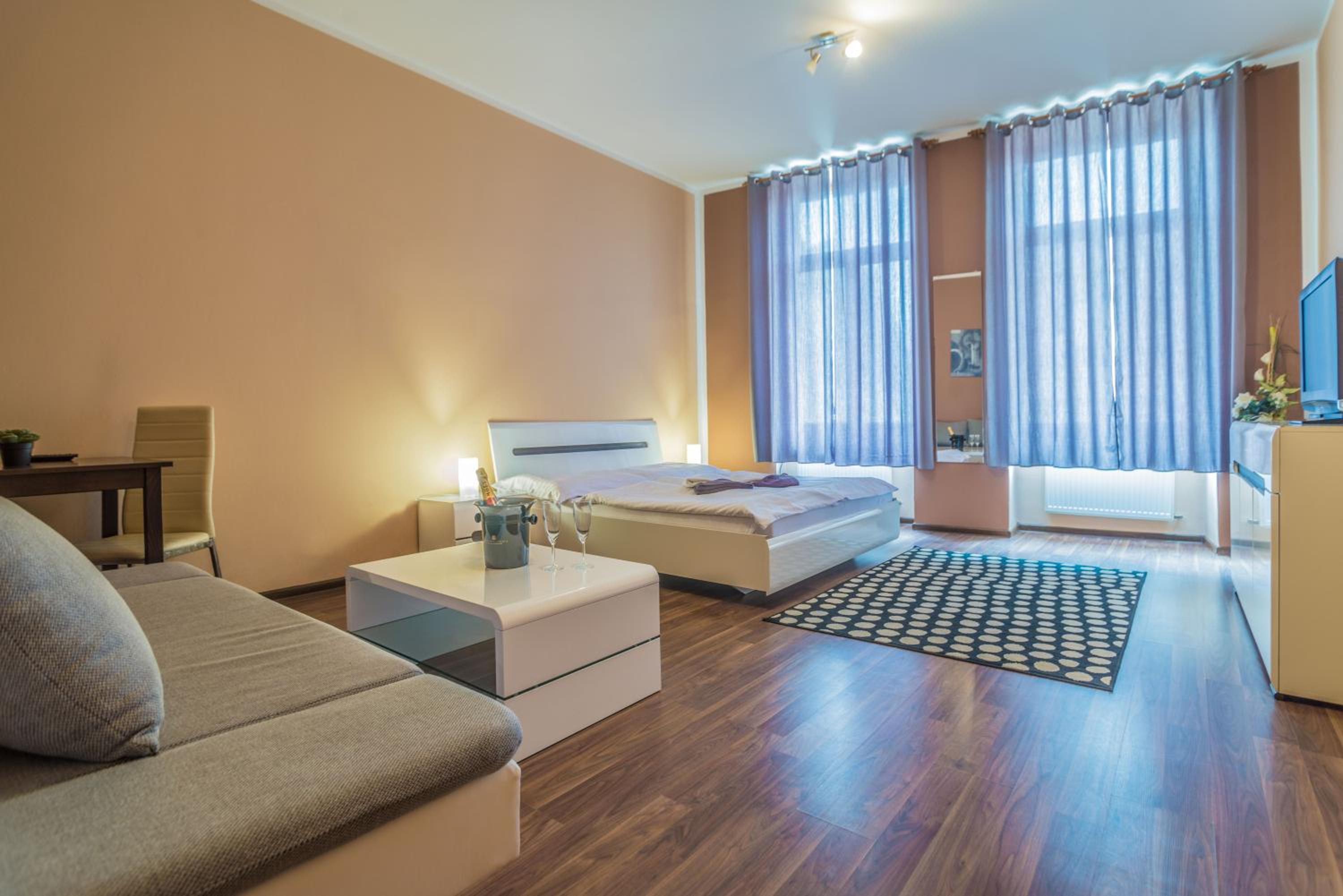Large Double or Twin Room - Photo 1