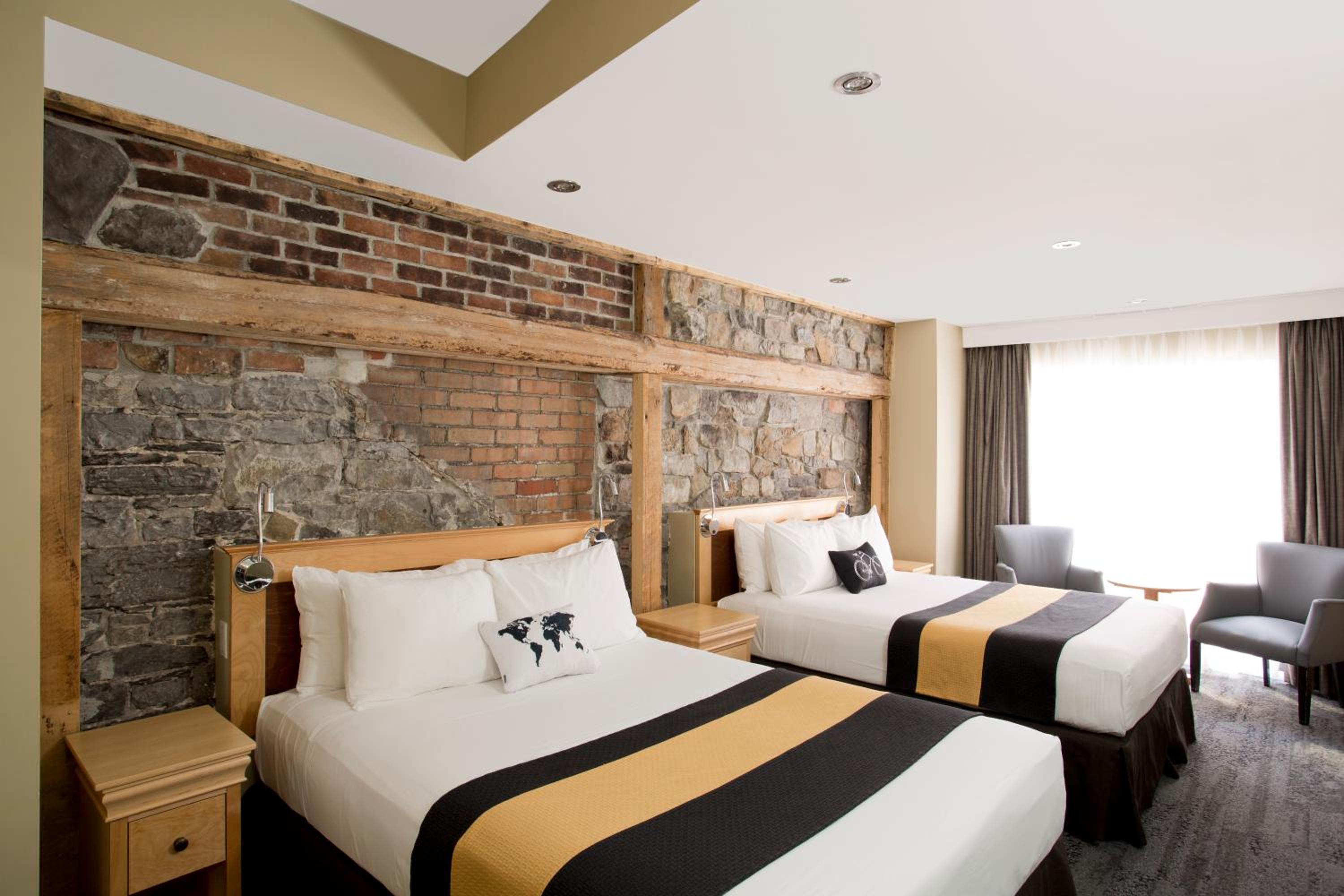 Standard Room with Two Queen Beds photo 3