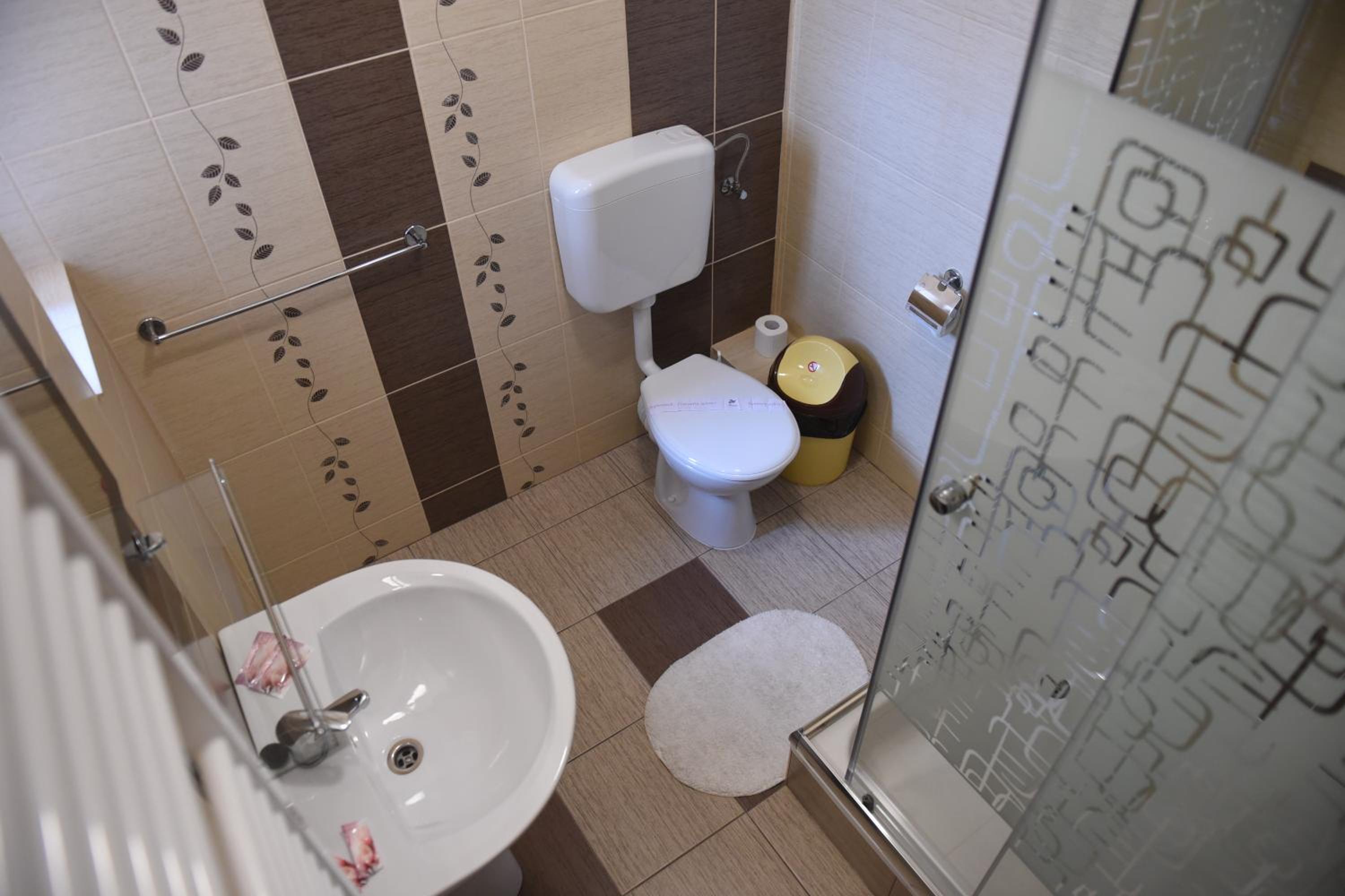 Double Room - Photo 12