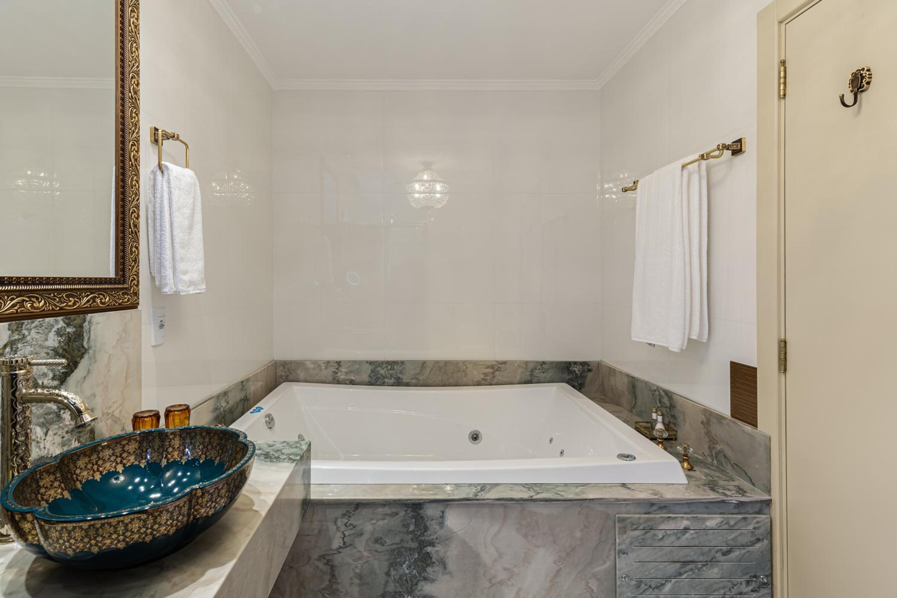 Deluxe Suite with Spa Bath