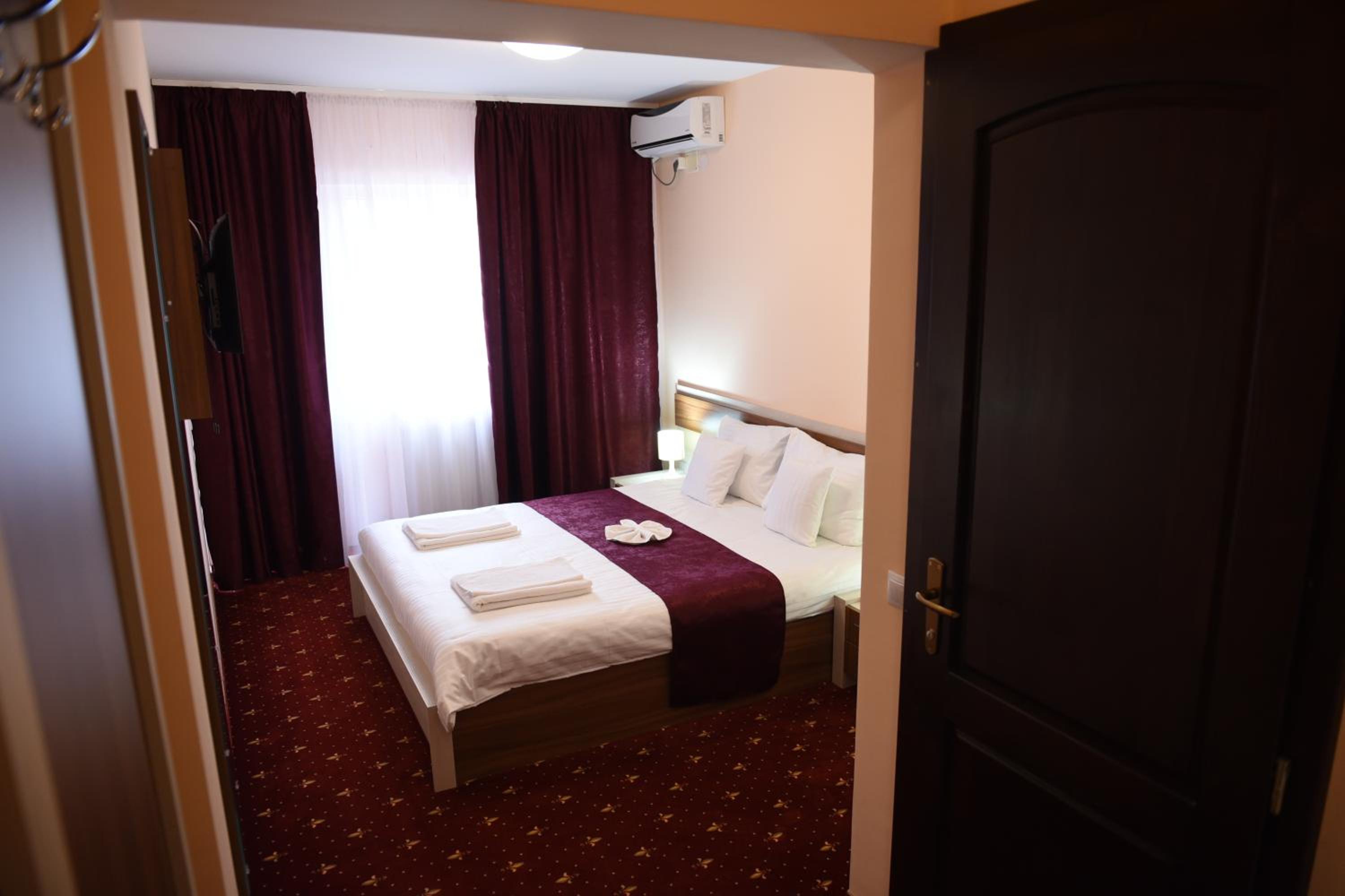 Double Room - Photo 6