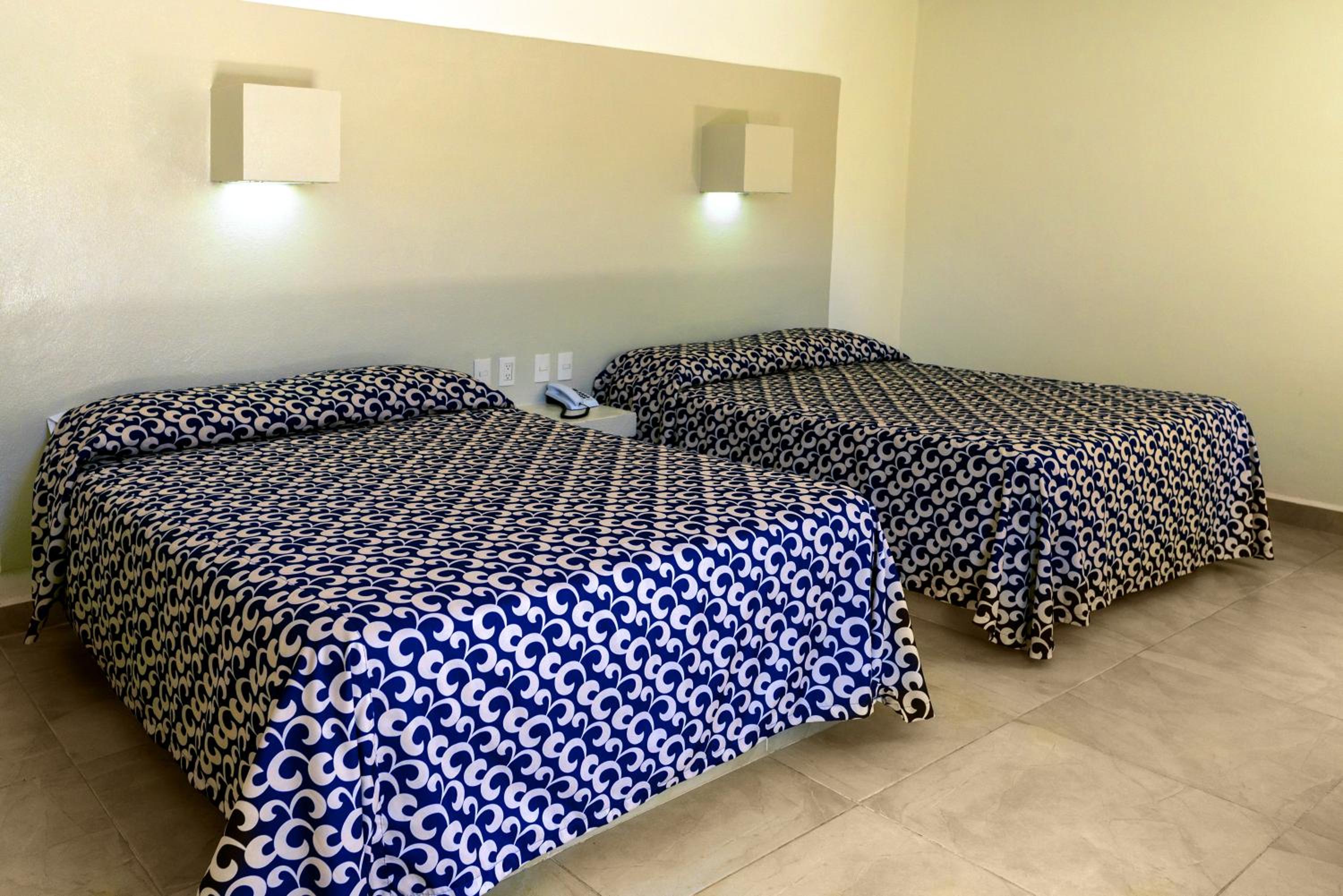 Double Room with Two Double Beds - Photo 8