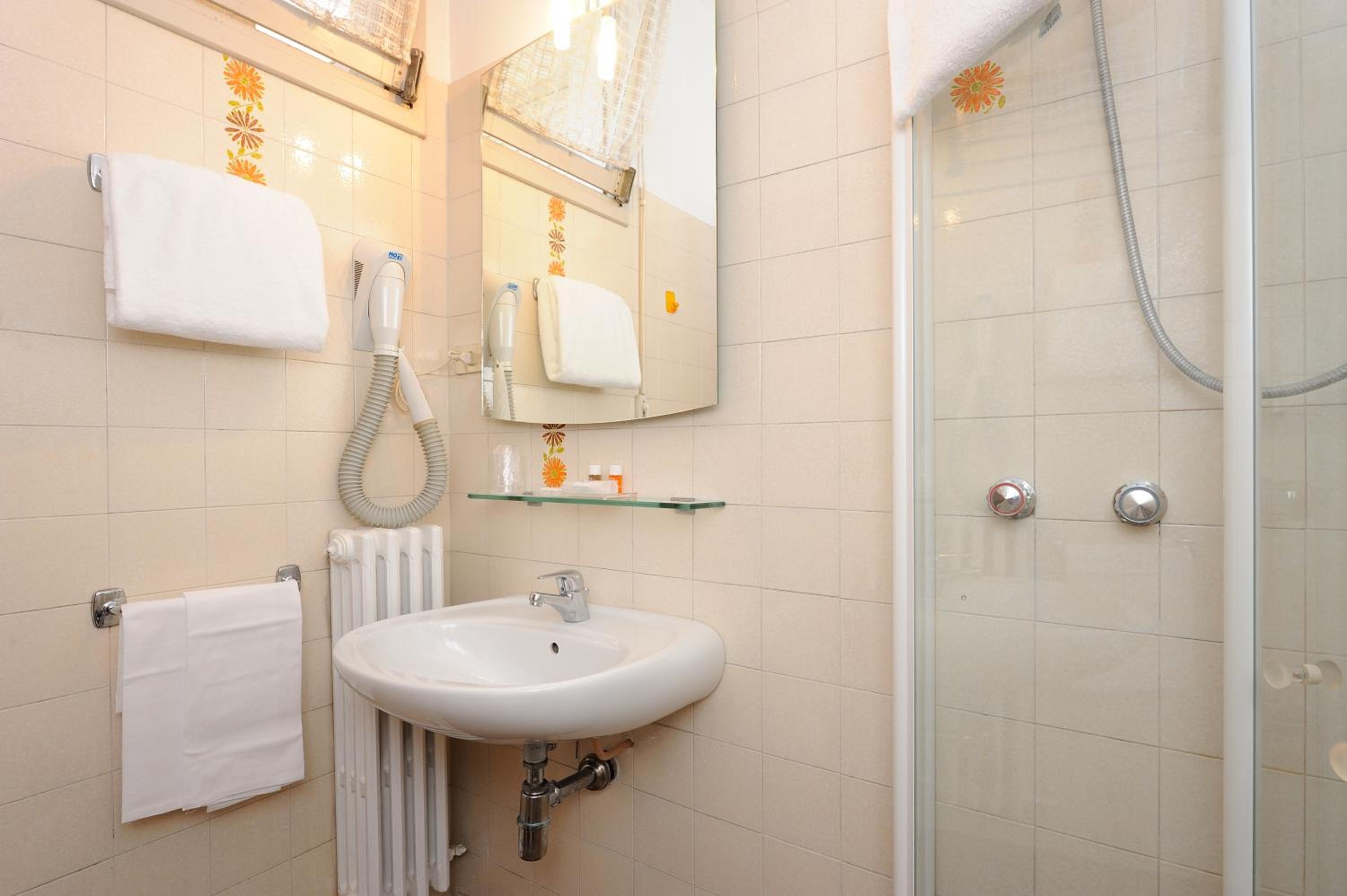 Standard Double or Twin Room with Balcony - Photo 2