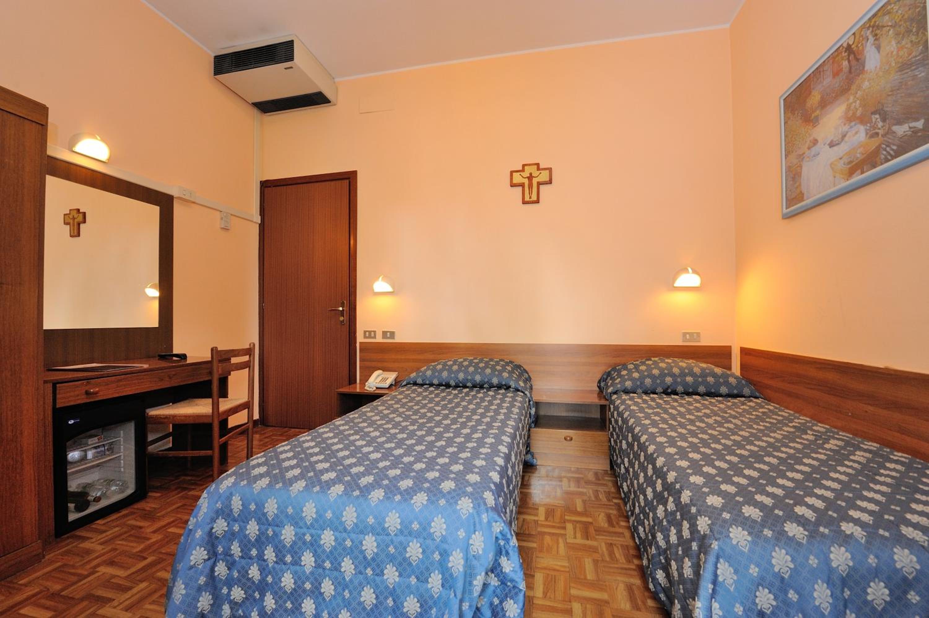Standard Double or Twin Room with Balcony - Photo 3