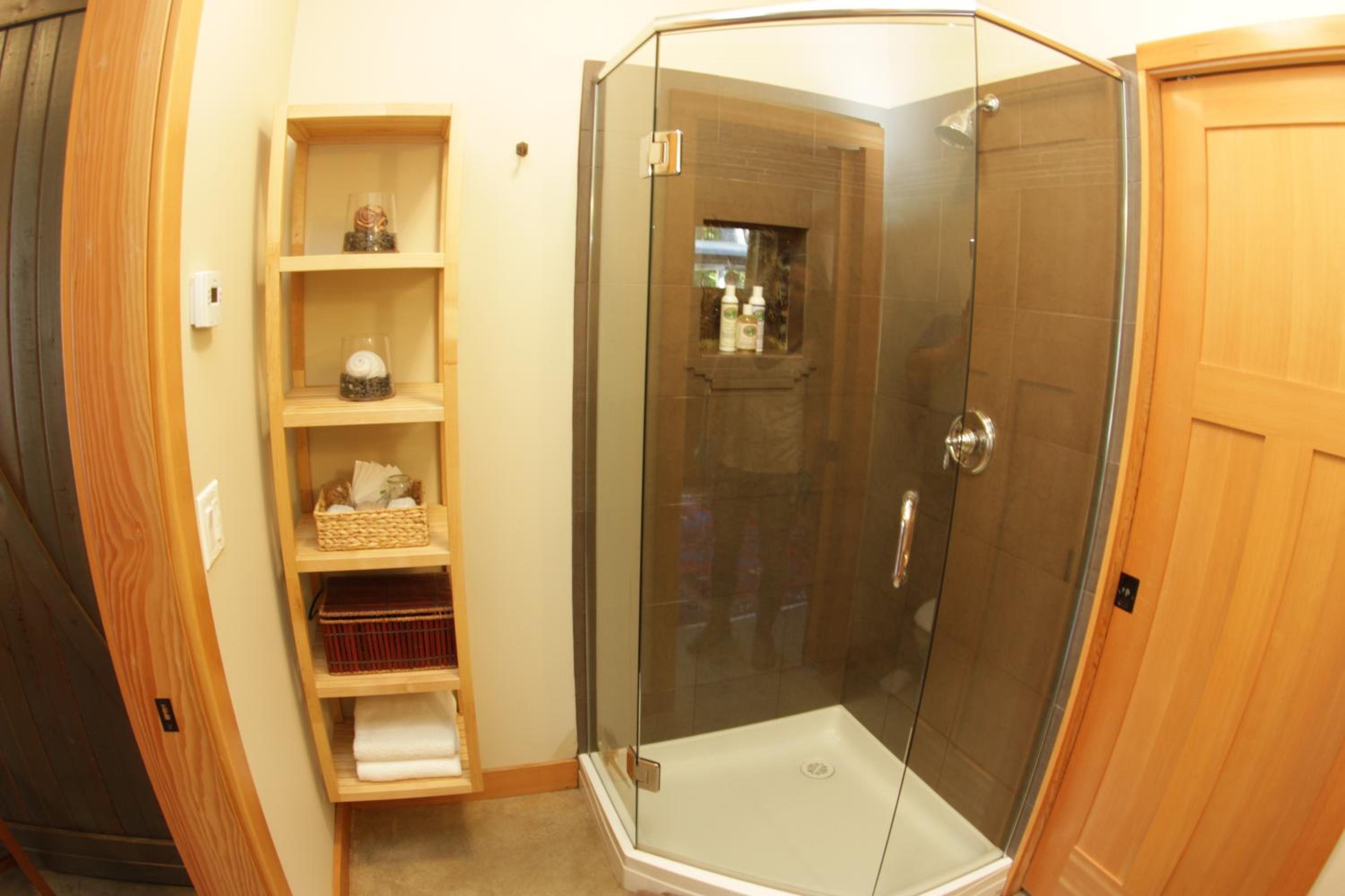Queen Studio photo 3